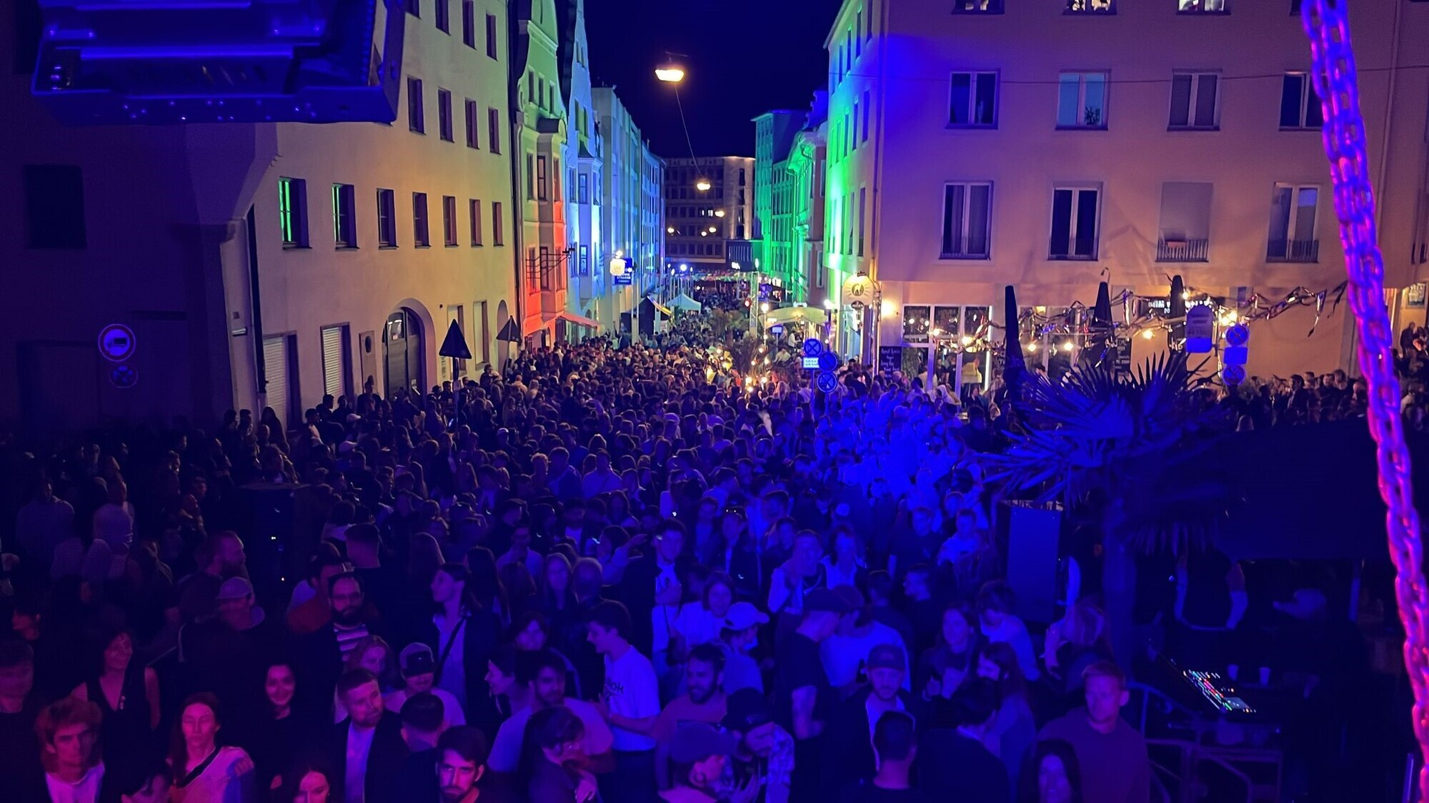 Einen gelungenen Auftakt feierte die bunte Kultur- und Feiermeile im Herzen des Augsburger Theaterviertels. Foto: Dominik Kneiss