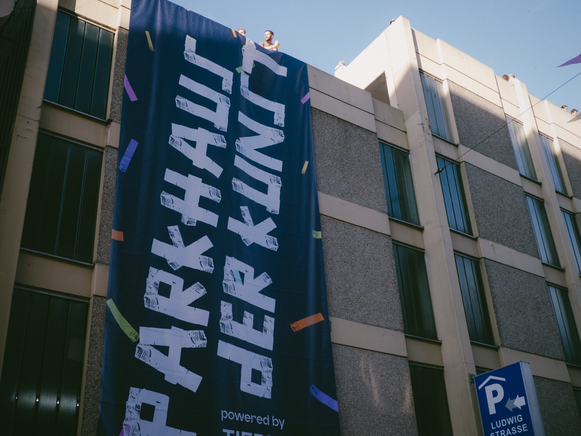 Das Parkhaus in der Ludwigstraße verwandelte sich für zwei Tage in eine Bühne für erstmals ausstellende und internationale Kunstschaffende. Foto: Dominik Kneissl