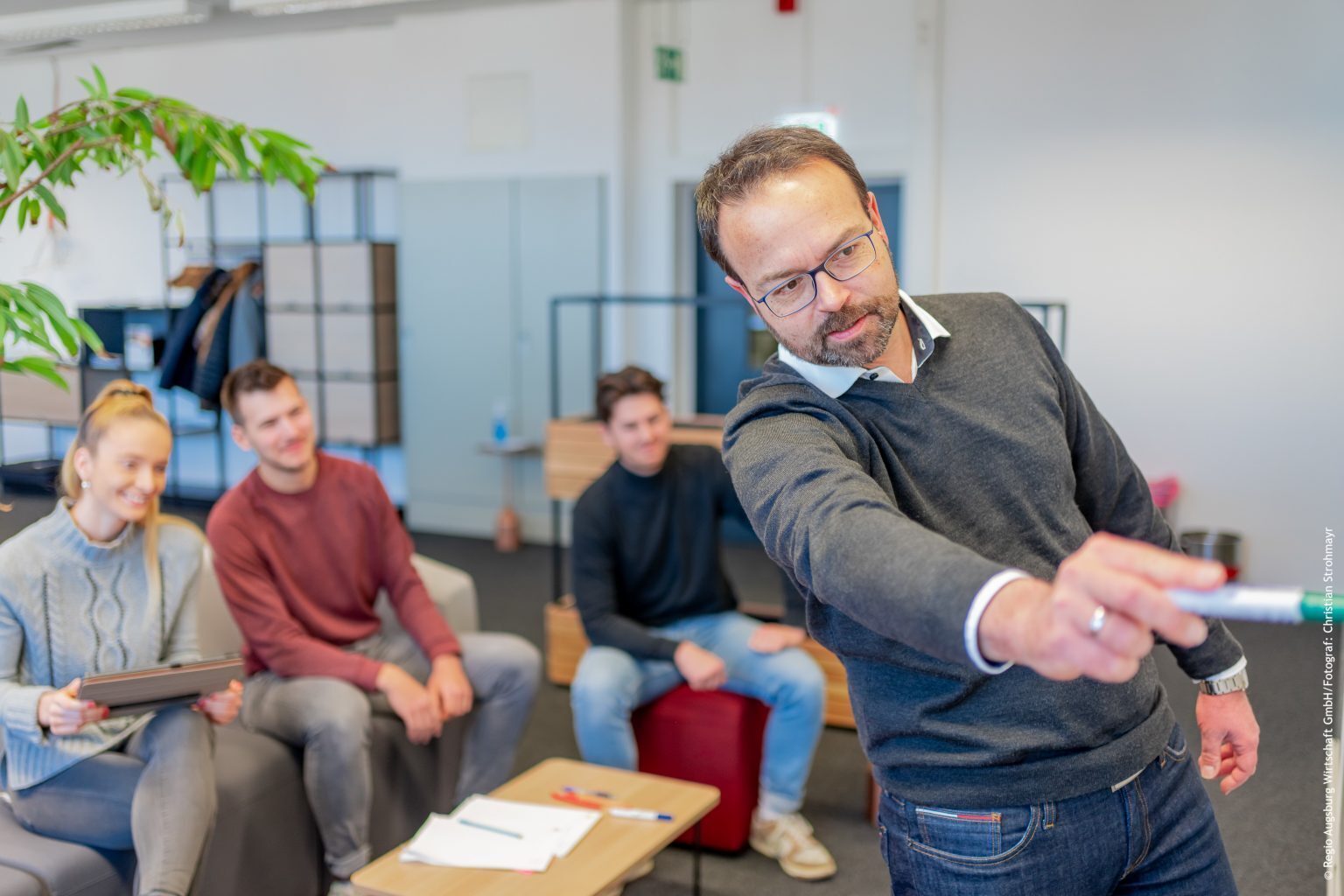 Prof. Dr. Björn Steven Häckel ist stellvertretender geschäftsführender Direktor am FIM Forschungsinstitut für Informationsmanage
