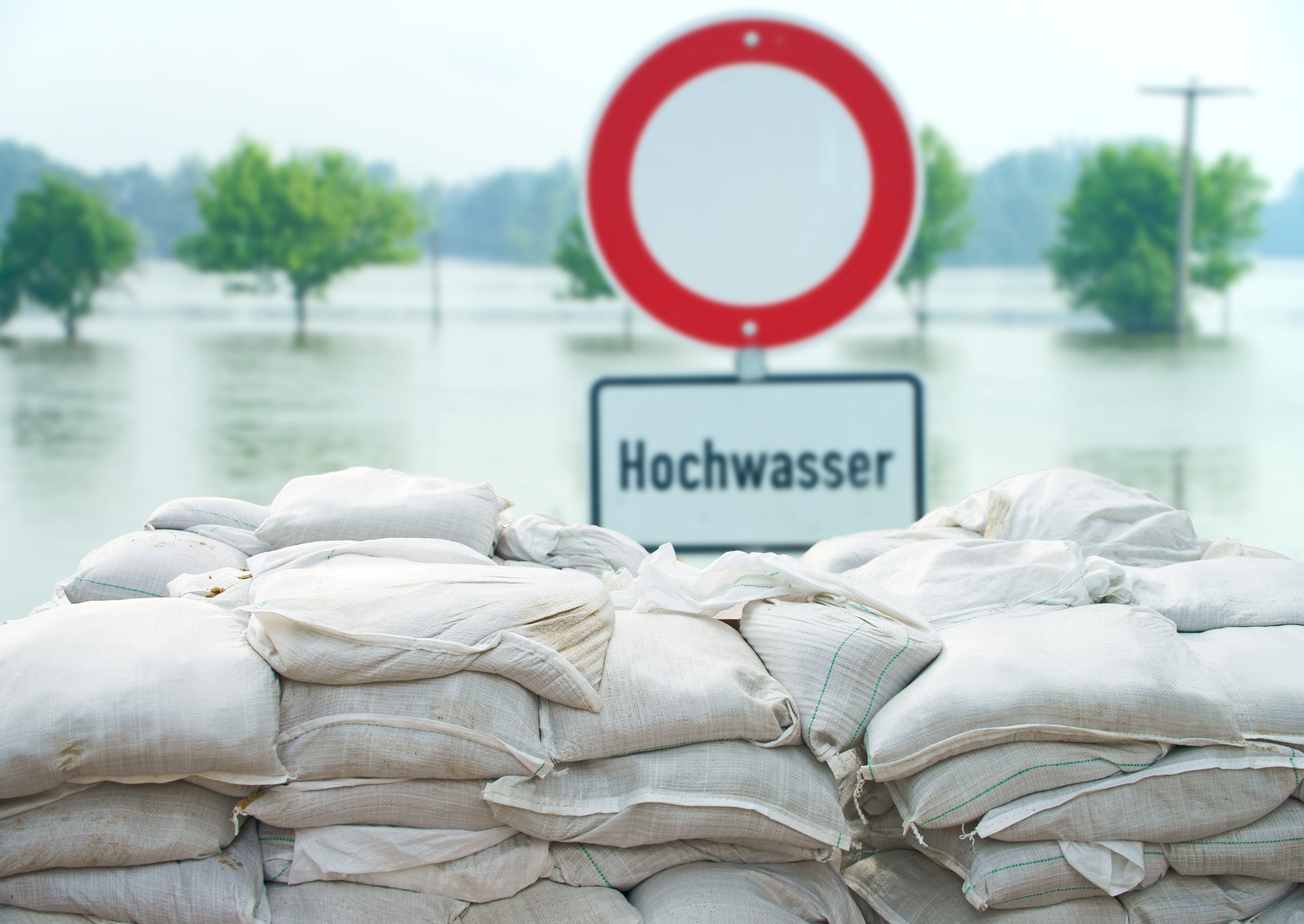 Symbolbild. Die aktuelle Hochwasserlage hat bei vielen Unternehmen für erheblichen finanziellen Schaden gesorgt. Bild: stock.adobe.com / PhotographyByMK