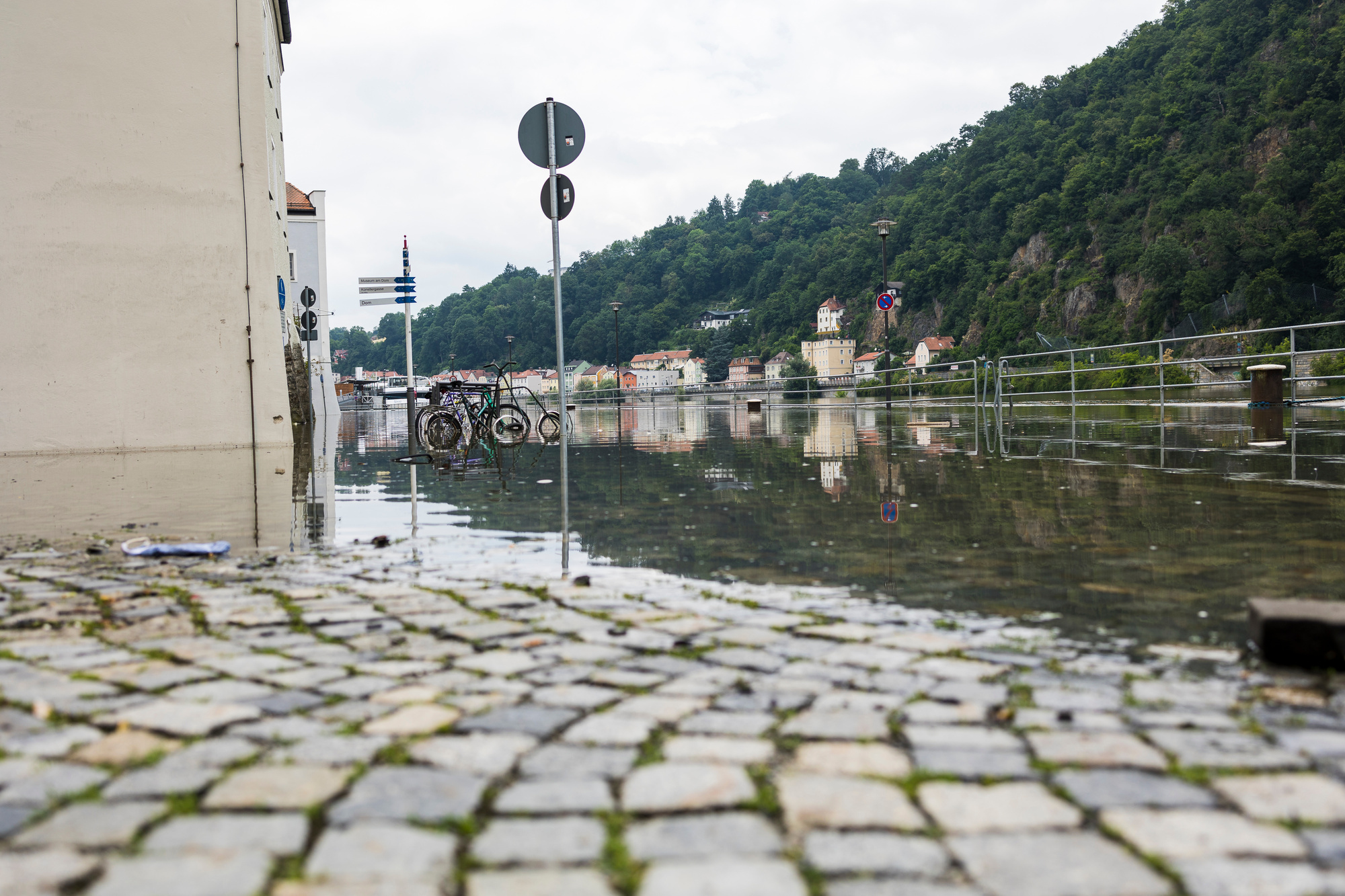 Symbolbild. Aufgrund des Hochwassers stehen viele Betriebe in Bayerisch-Schwaben aktuell still. Bild: stock.adobe.com / Dominik Kindermann