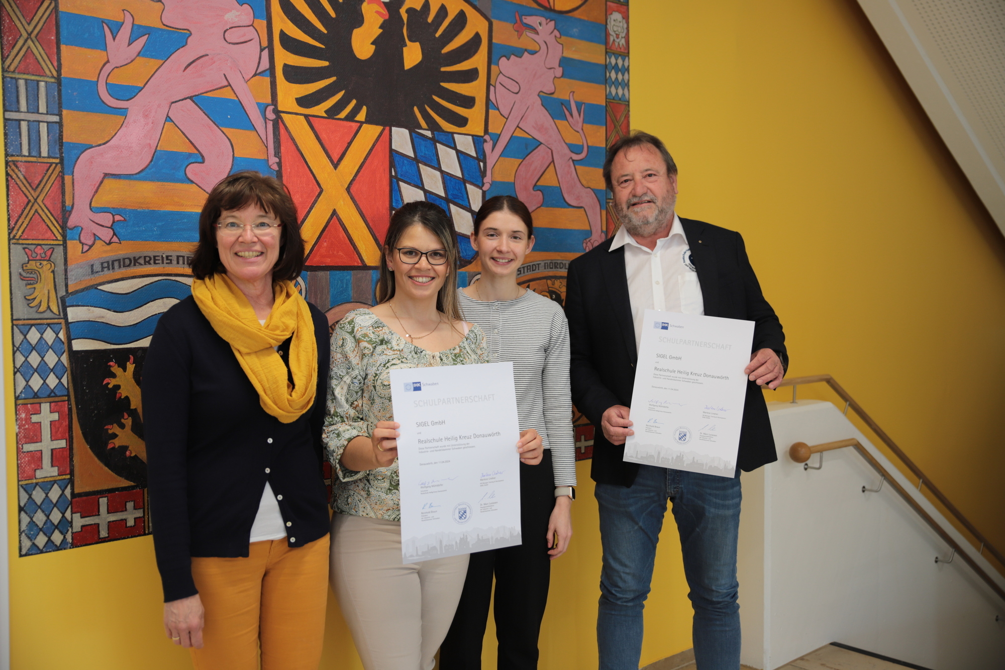 Siegel schließt eine IHK-Schulpartnerschaft mit der Realschule Heilig Kreuz Foto: Sigel GmbH