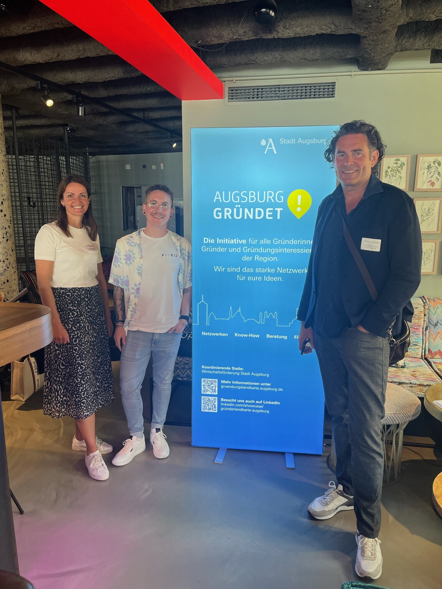 Sebastian Schäffler sprach beim Gründungspicknick in Augsburg über die Ups and Downs seines Start-Up-Unternehmens „Five12“. Von links nach rechts: Franziska Öfele (Stadt Augsburg), Sebastian Schäffler (Mitgründer von „Five12“), Andreas Huber (Stadt Augsburg). Fotoquelle: Paul Eisenhofer