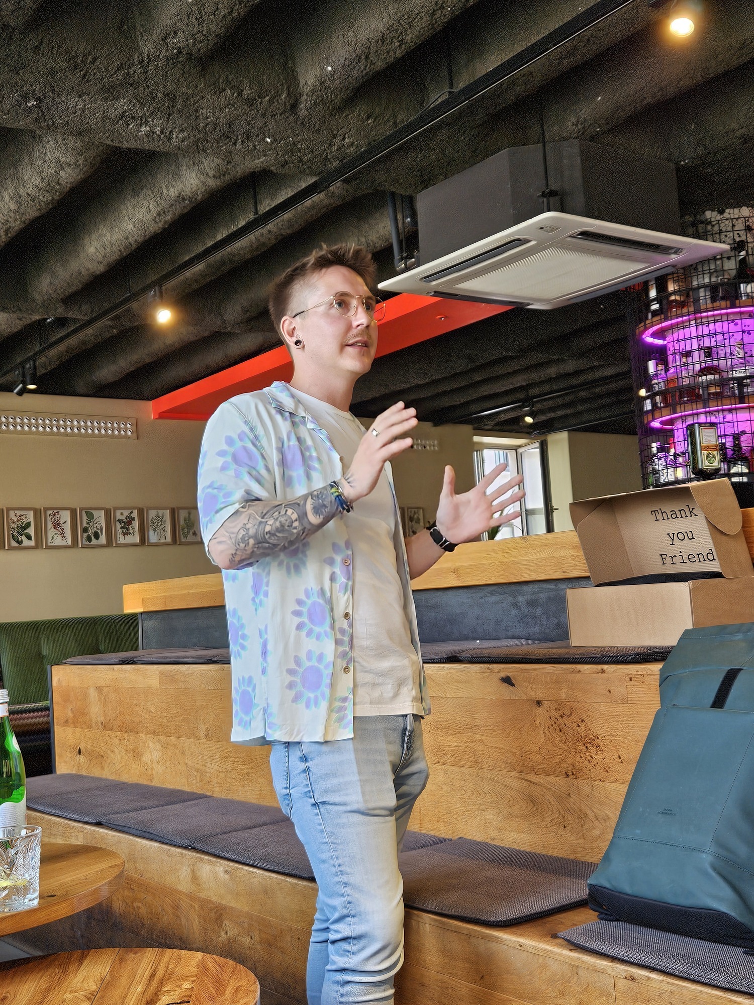Mitgründer des Start-Ups „Five12“ Sebastian Schäffler redet auf dem Gründungspicknick über die Herausforderungen des jungen Unternehmens. Fotoquelle: Julia Leeb