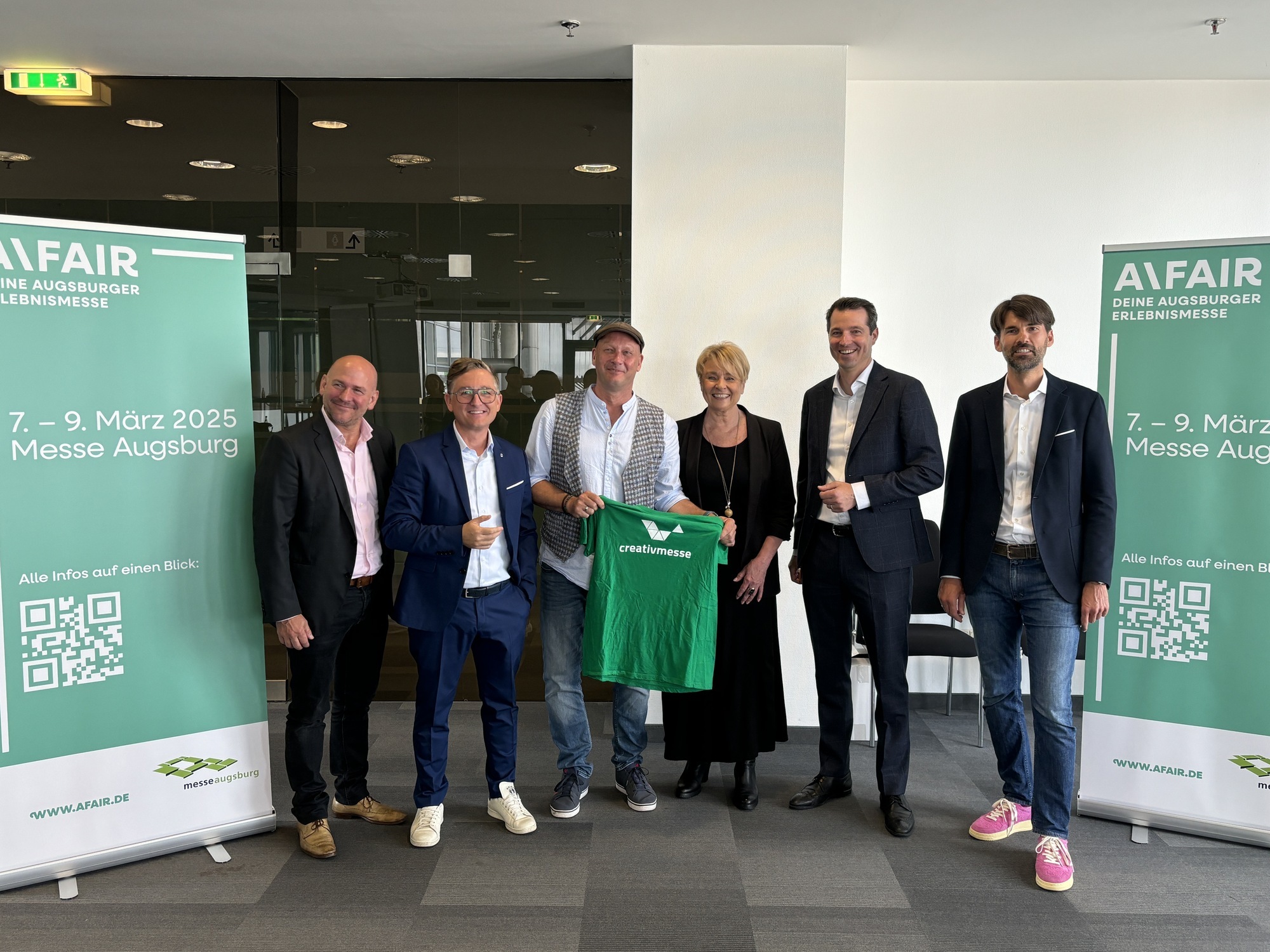Der Veranstalter und die Partner der neuen Messe A\FAIR:  Fabian Lohr, Geschäftsführer der pro air Medienagentur GmbH (2. von links), Petra Griebel, Veranstalterin Creativmesse, Lorenz A. Rau, Geschäftsführer der Messe Augsburg (2. von rechts) und Jörg Helmschrott, Leitung Konzeption &amp; Projektmanagement der Mediengruppe Pressedruck (rechts). Foto: Angelina Märkl / B4BSCHWABEN.de