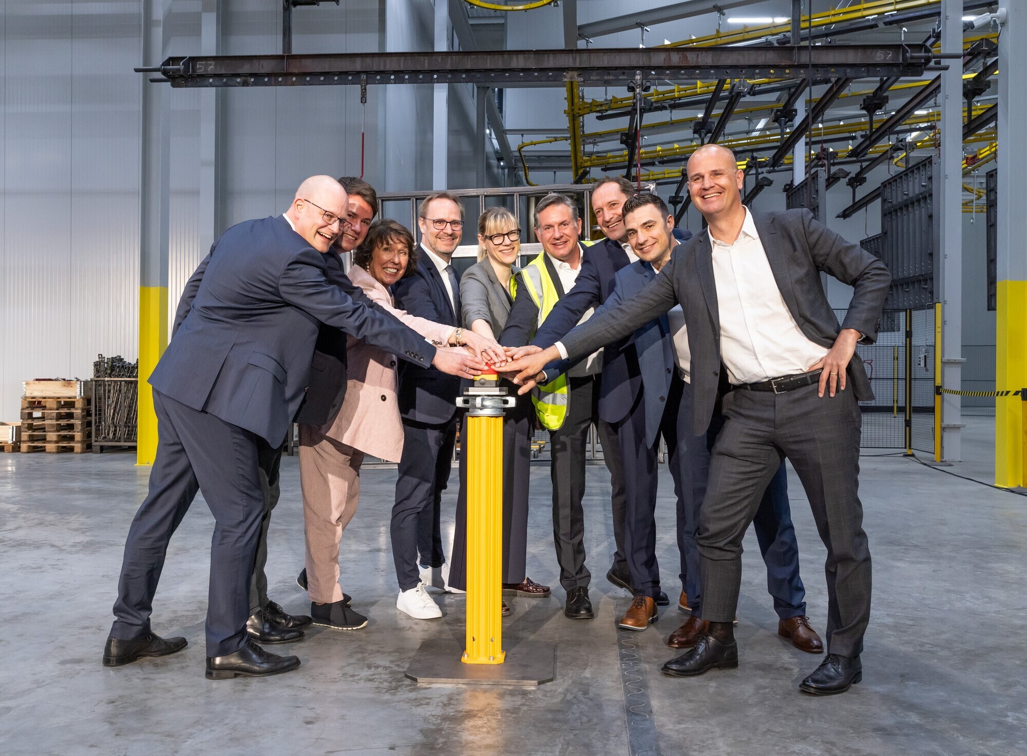 Dr. Carsten Weiß, Geschäftsführer Business Area Formwork,Marco Schwörer, Inhaber, Christl Schwörer, Inhaberin, Thorsten Freudenberger, Landtagsabgeordneter, Kerstin Lutz, zweite Bürgermeisterin der Stadt Weißenhorn, Alexander Schwörer, Inhaber, Alexander Engelhardt, Bundestagsabgeordneter, Stephan Finkel, Geschäftsführer Werk Weißenhorn, Christian Schwörer, Vorsitzender der Geschäftsführung (CEO), Inhaber. Foto: Peri
