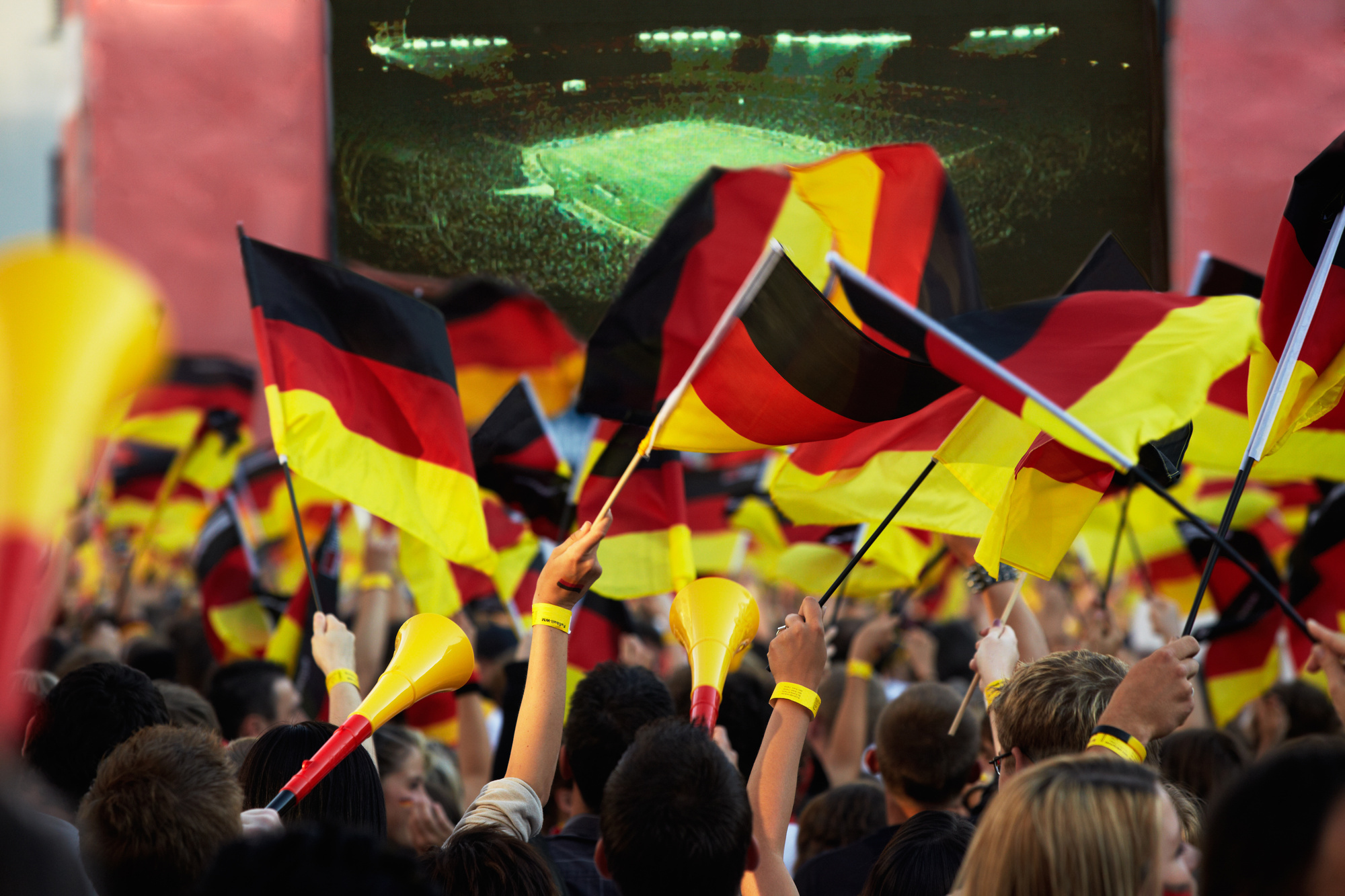 Symbolbild. Die bayerische Wirtschaft erhofft sich vom EM-Heimvorteil positive Impulse für das Konsumverhalten. Bild: stock.adobe.com / Ingo Bartussek