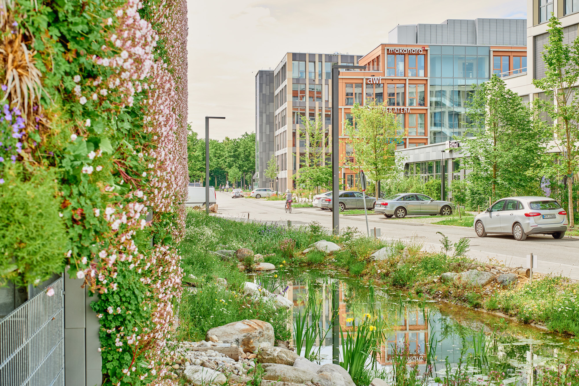 Das begrünte Parkhaus mit angrenzendem Biotop. Foto: TONI Park