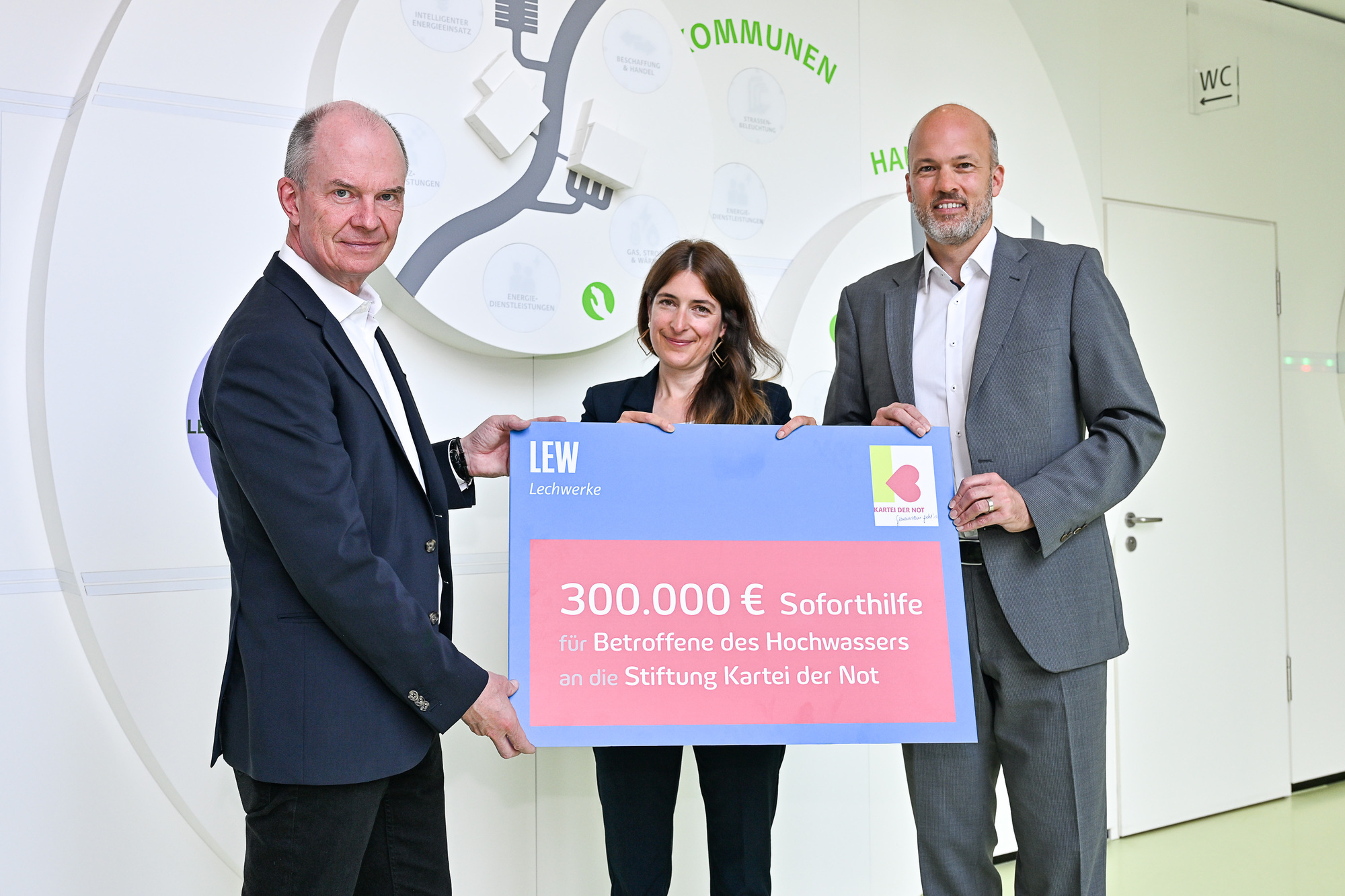 Die LEW-Vorstände Dietrich Gemmel und Christian Barr bei der Spendenübergabe mit Olivia Uhl-Baumm von der Kartei der Not. Foto: