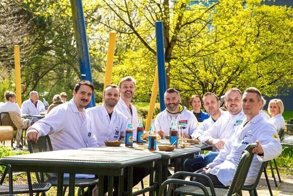 Als Dank für ihren Einsatz lud die Geschäftsführung alle Mitarbeitenden zu einem Jubiläumsessen ein. Fotoquelle: BMK