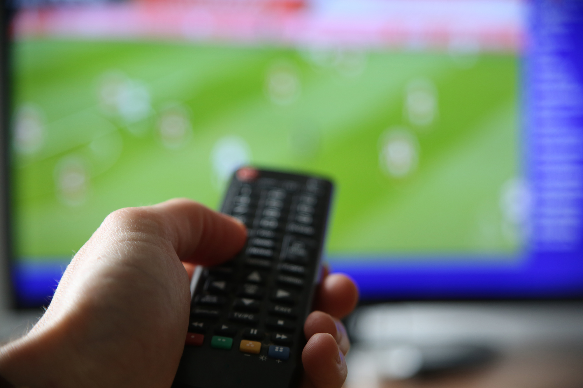 Symbolbild. Das Mitverfolgen sportlicher Großveranstaltungen wie der EM ist während der Arbeitszeit grundsätzlich nicht erlaubt. Foto: stock.adobe.com / Thomas