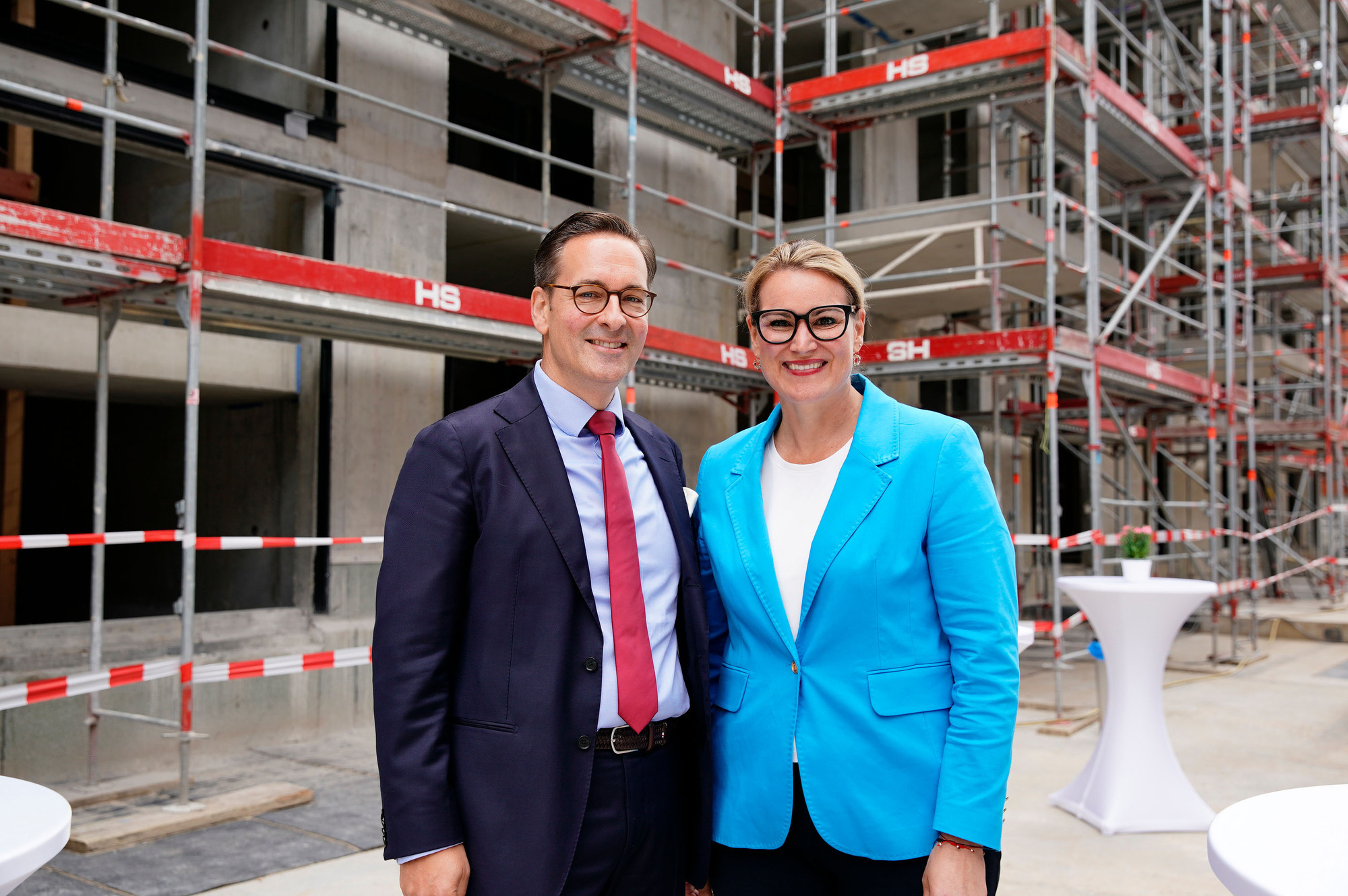 Wohnbaugruppe-Geschäftsführer Dr. Mark Dominik Hoppe und Oberbürgermeisterin Eva Weber begrüßten gut 50 Gäste zum feierlichen Richtfest. Foto: Nikky Maier / Wohnbaugruppe Augsburg