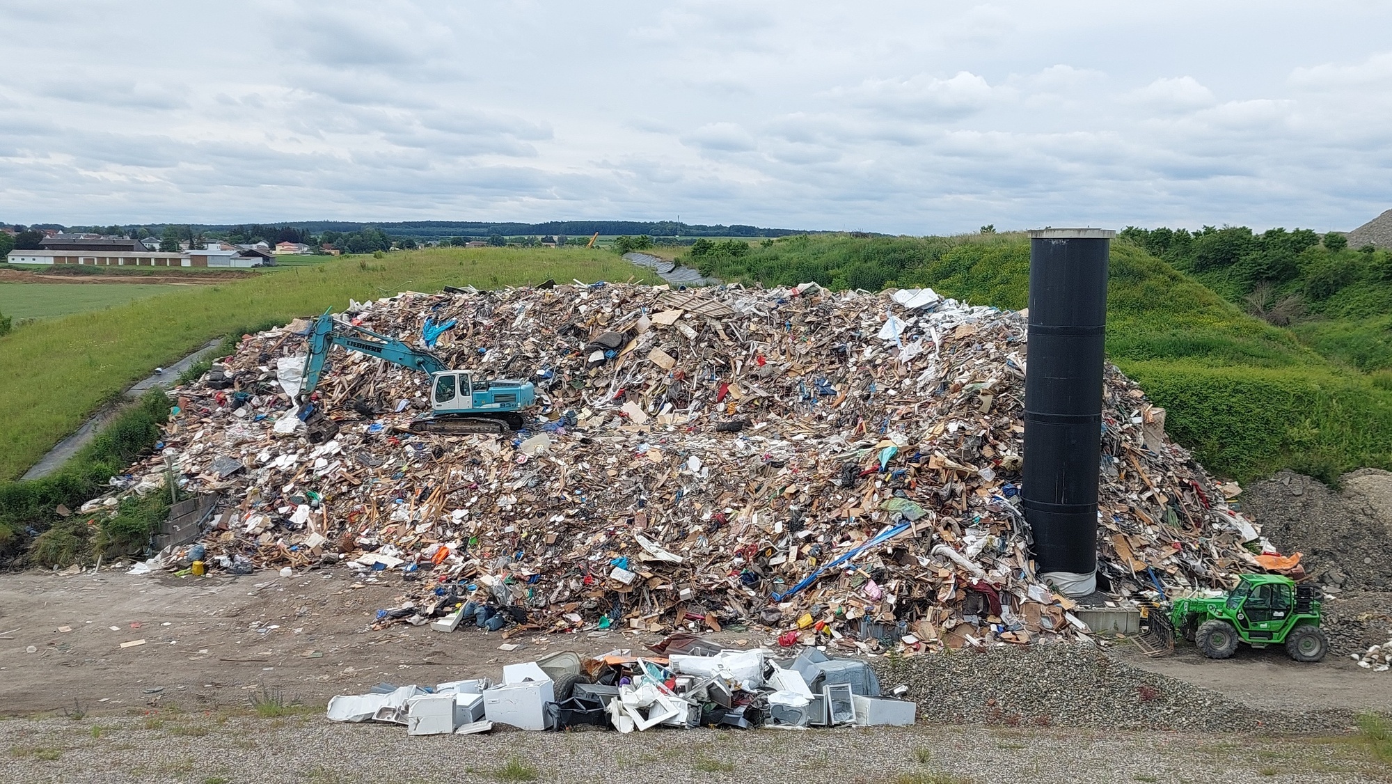 25.000 Kubikmeter Sperrmüll wurden in den Hochwassergebieten eingesammelt. Foto: KAW