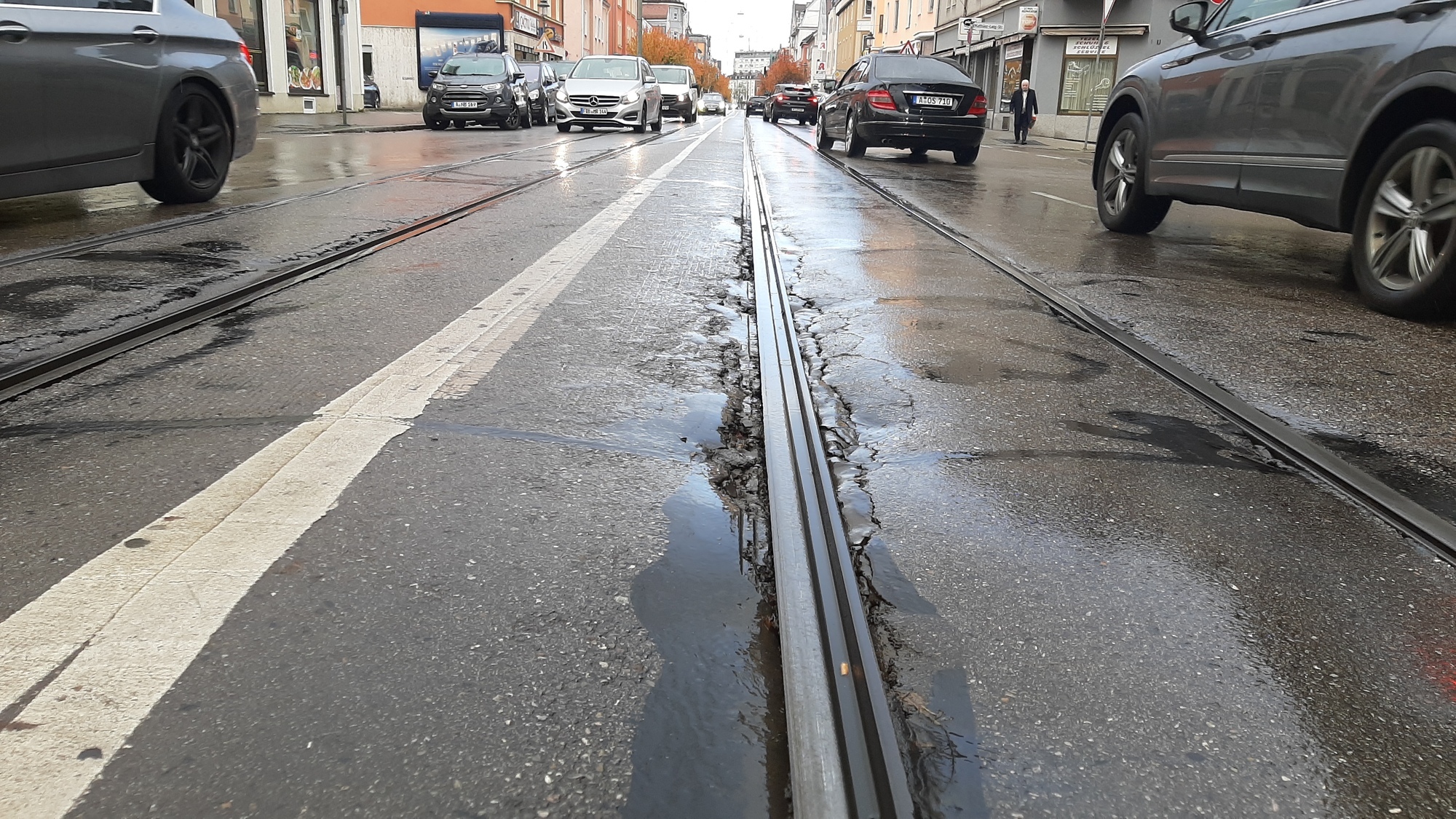 Der Unterbau der Gleistrasse in der Ulmer Straße muss erneuert werden, um der Entstehung von Schlaglöchern entgegenzuwirken. Foto: swa/Klaus Rhee