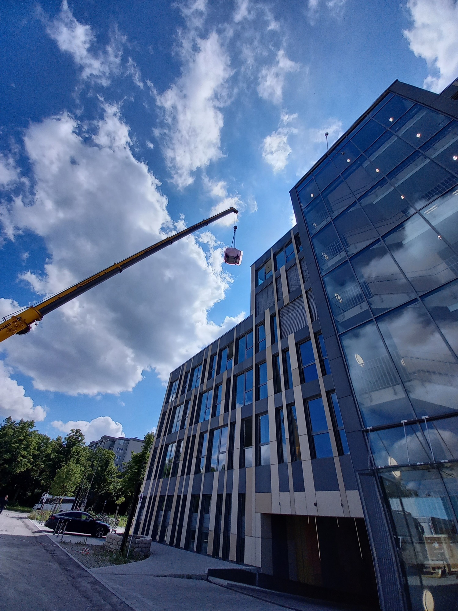 <p>Mit einem Kran wurden die jeweils rund drei bis vier Tonnen schweren Untersuchungsgeräte auf eine extra auf der Dachterrasse des 4. Stocks einrichtete Schwerlastbühne gehoben. Foto: Die Radiologie <br></p>