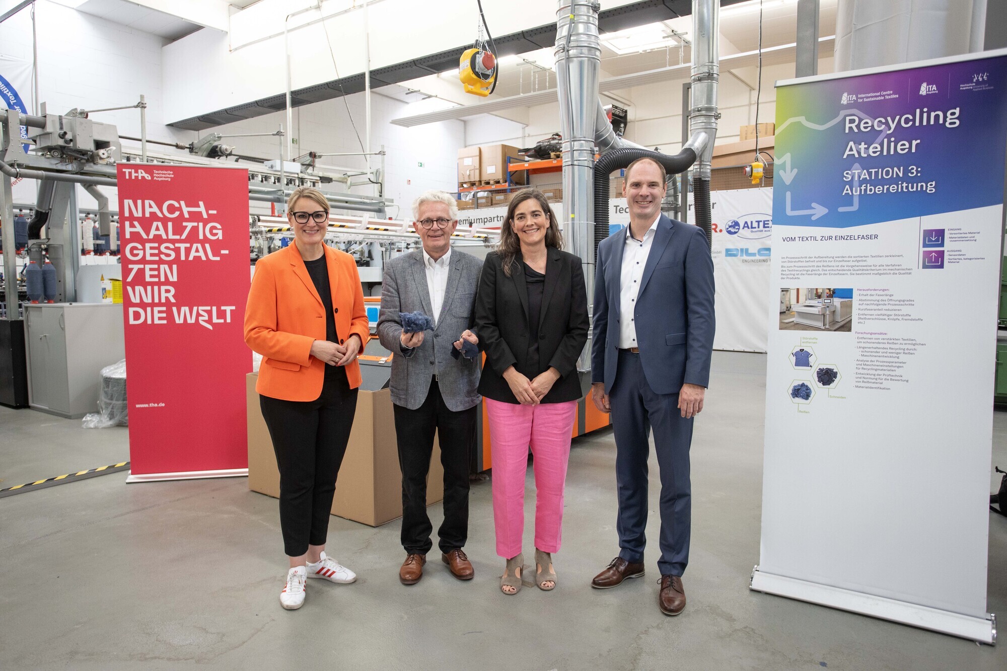 V. l. n. r.: Augsburgs Oberbürgermeisterin Eva Weber, Prof Dr.-Ing. Stefan Schlichter, Prof. Dr. Nadine Warkotsch und Prof. Dr. Frank Danzinger bei einer Informationsveranstaltung zum Projekt „Circular Textiles“ im Recycling Atelier Augsburg. Foto: Matthias Leo/THA