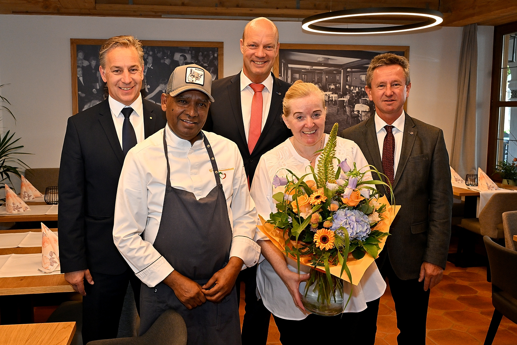 Große Freude bei der Eröffnung: Mohammad Akram (2.v.l.) und seine Frau mit der Leitung der Spielbank Garmisch-Partenkirchen Foto: Thomas Sehr