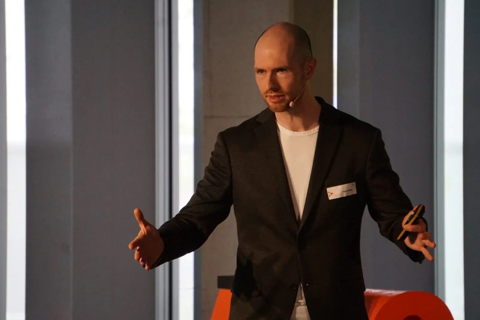 Keynote Speaker Frank Eilers bei seinem Vortrag „Makeover – Wer Arbeit neu denkt, wird gesehen!“ Foto: Regio Augsburg Wirtschaft GmbH