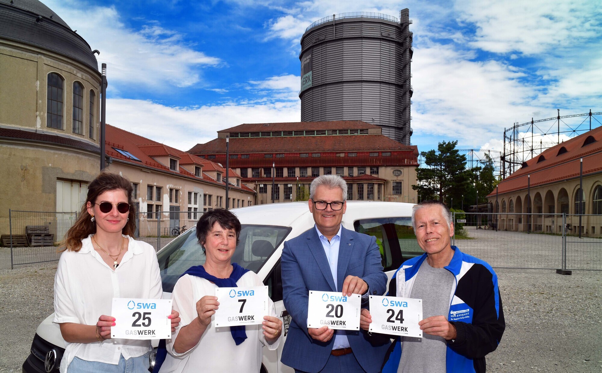 Verena Ryssel und Dr. Pia Haertinger vom SKM Augsburg, swa Geschäftsführer Rainer Nauerz und Thomas Siegmund von der TG Viktoria