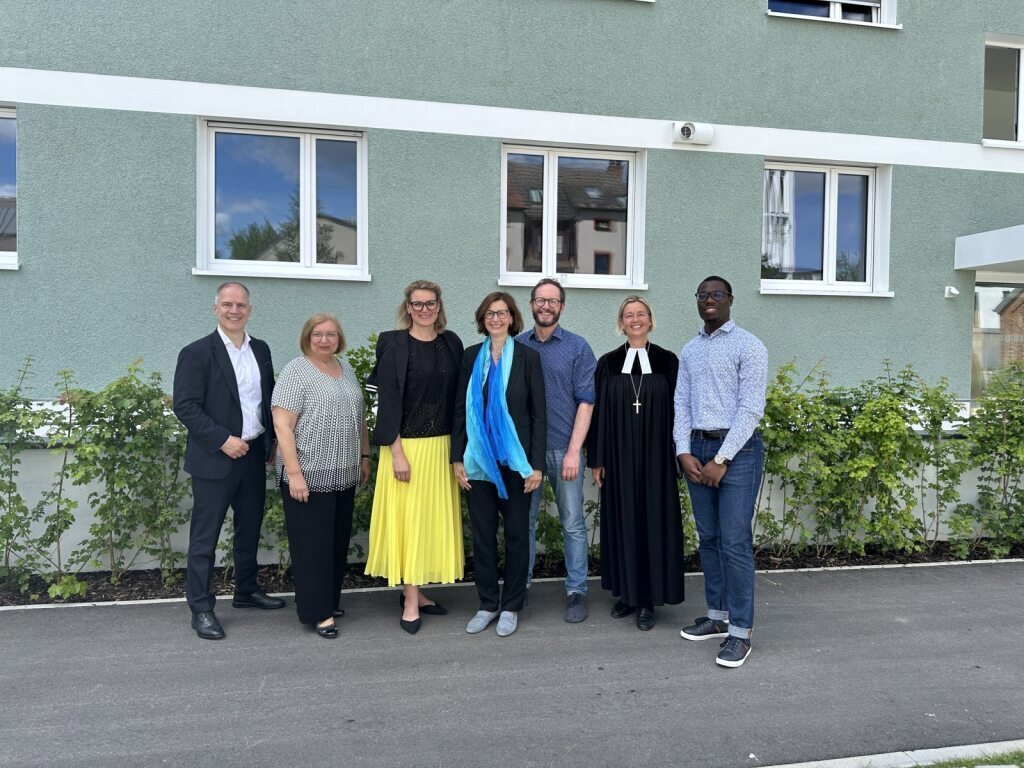 Von links nach rechts: Michael Soukup, Geschäftsführer ESW-Unternehmensgruppe, Sabine Grünwald, Lk Augsburg Hochzoll, Eva Weber, Oberbürgermeisterin Stadt Augsburg, Gerda Peter, Geschäftsführerin ESW-Unternehmensgruppe, Universitätsseelsorger Pfarrer Tobias Wittenberg, Dekanin Dr. Doris Sperber-Hartmann sowie ein Mieter „Haus für junge Menschen“. Fotoquelle: ESW