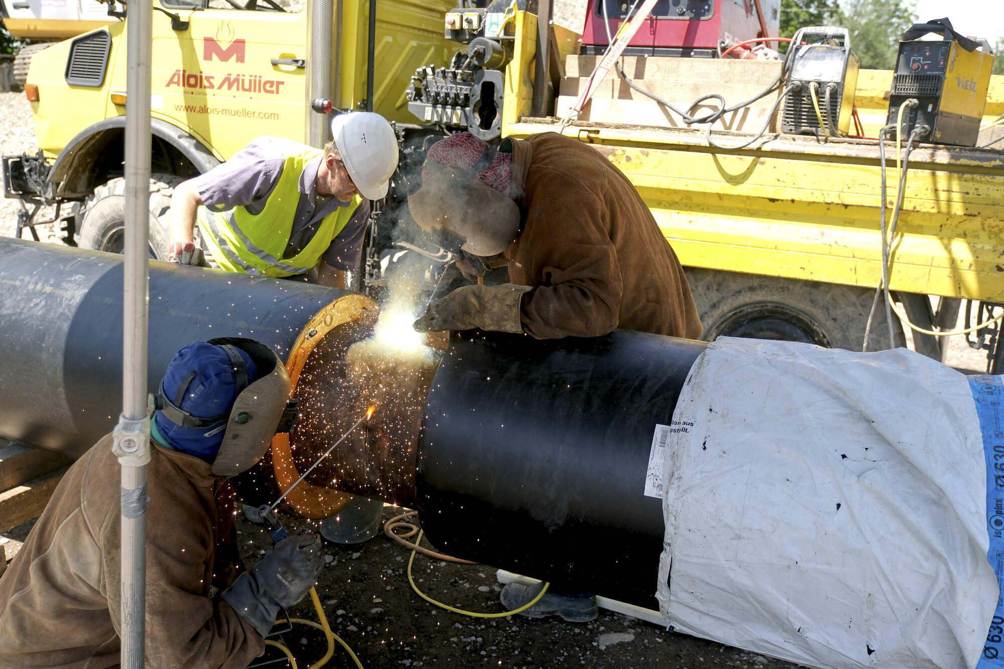 Das Team der Alois Müller GmbH beim Schweißen der großen Rohre für die Wärmeleitungen. Fotoquelle: Ingo Jensen/e-con
