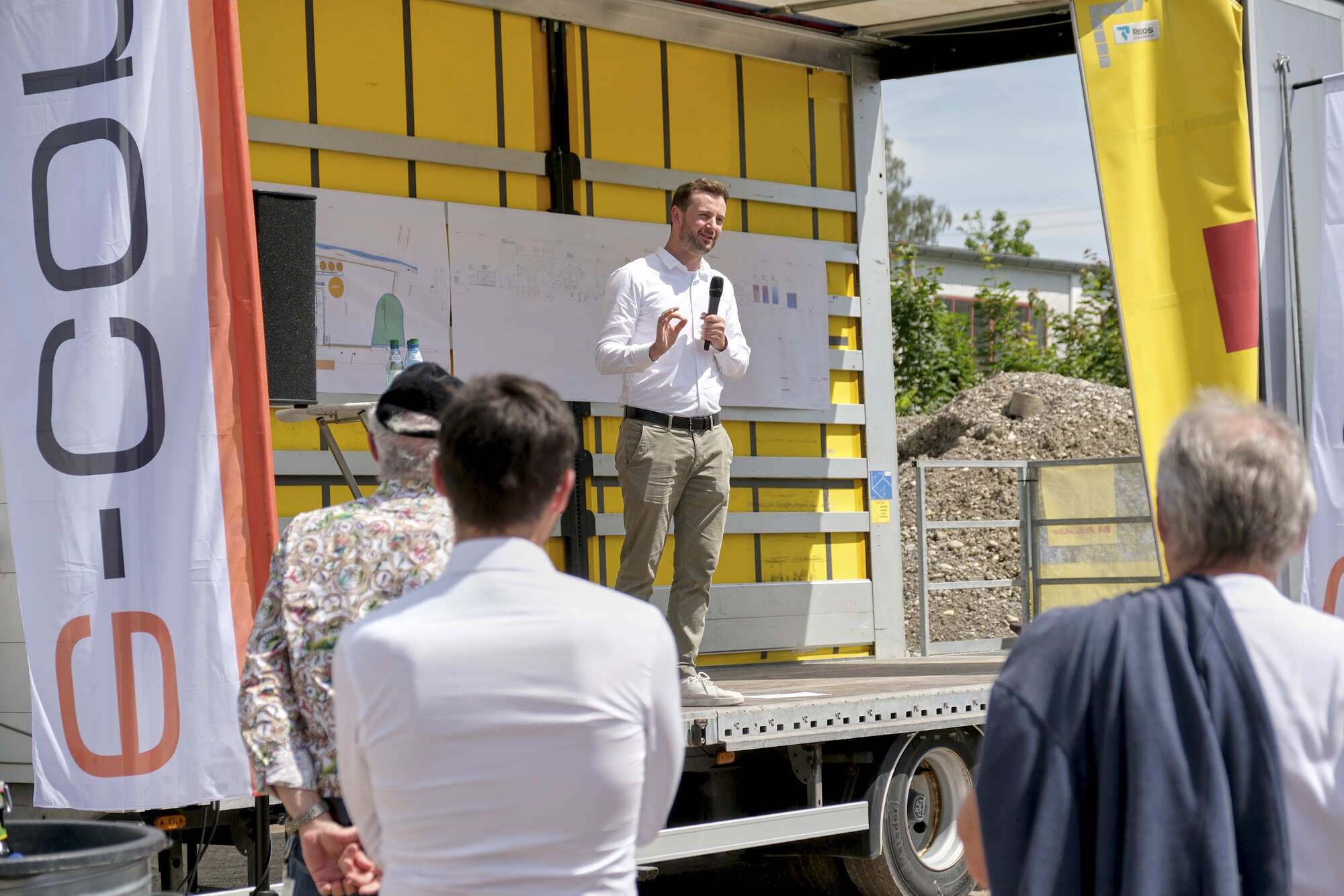 Peter Waizenegger von e-con klärt die Gäste beim Spatenstich über das Projekt Heizwerk Memmingen Süd/Benningen auf. Fotoquelle: Ingo Jensen/e-con