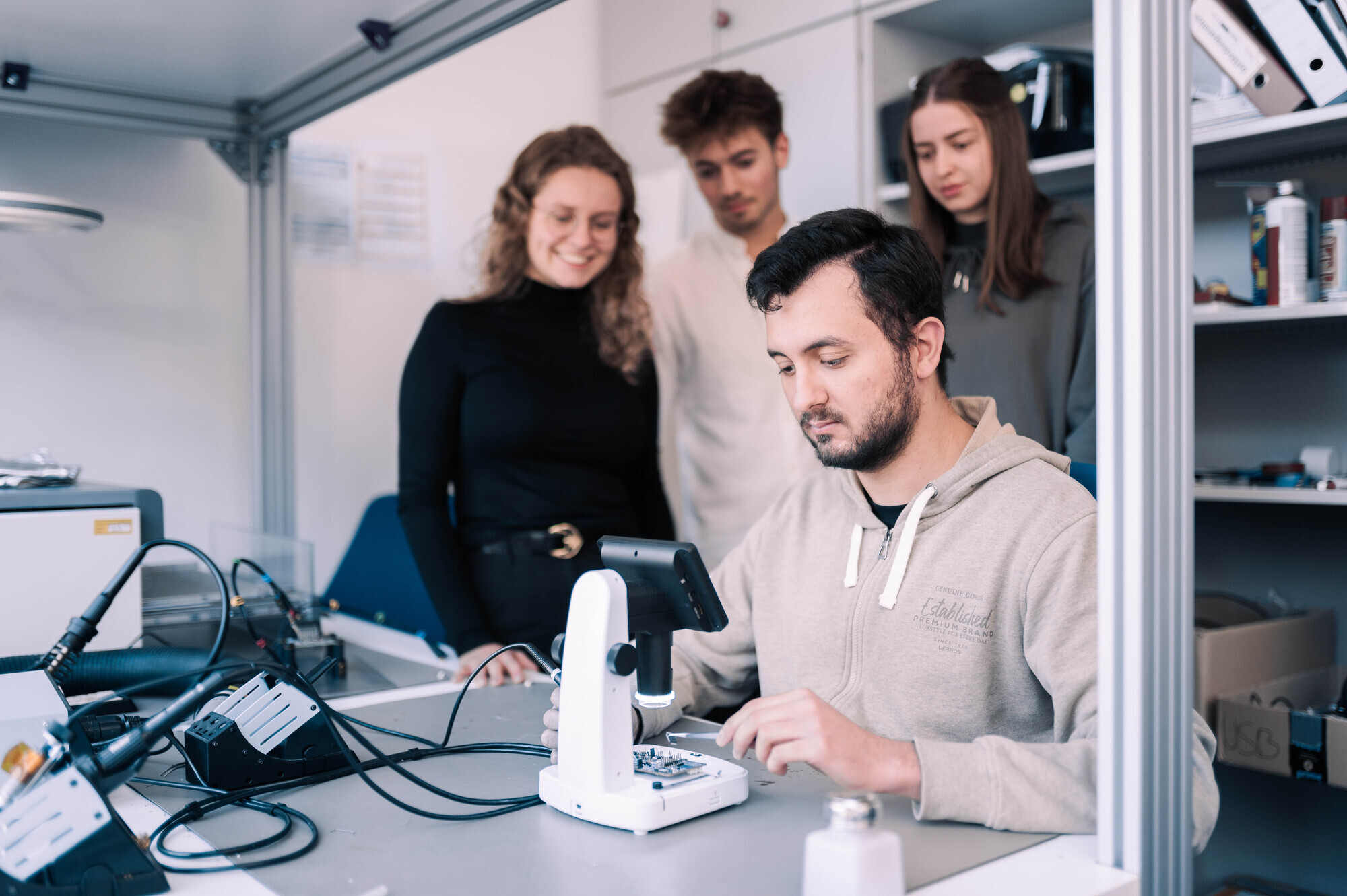 Informatik-Studierende der Technischen Hochschule Augsburg.