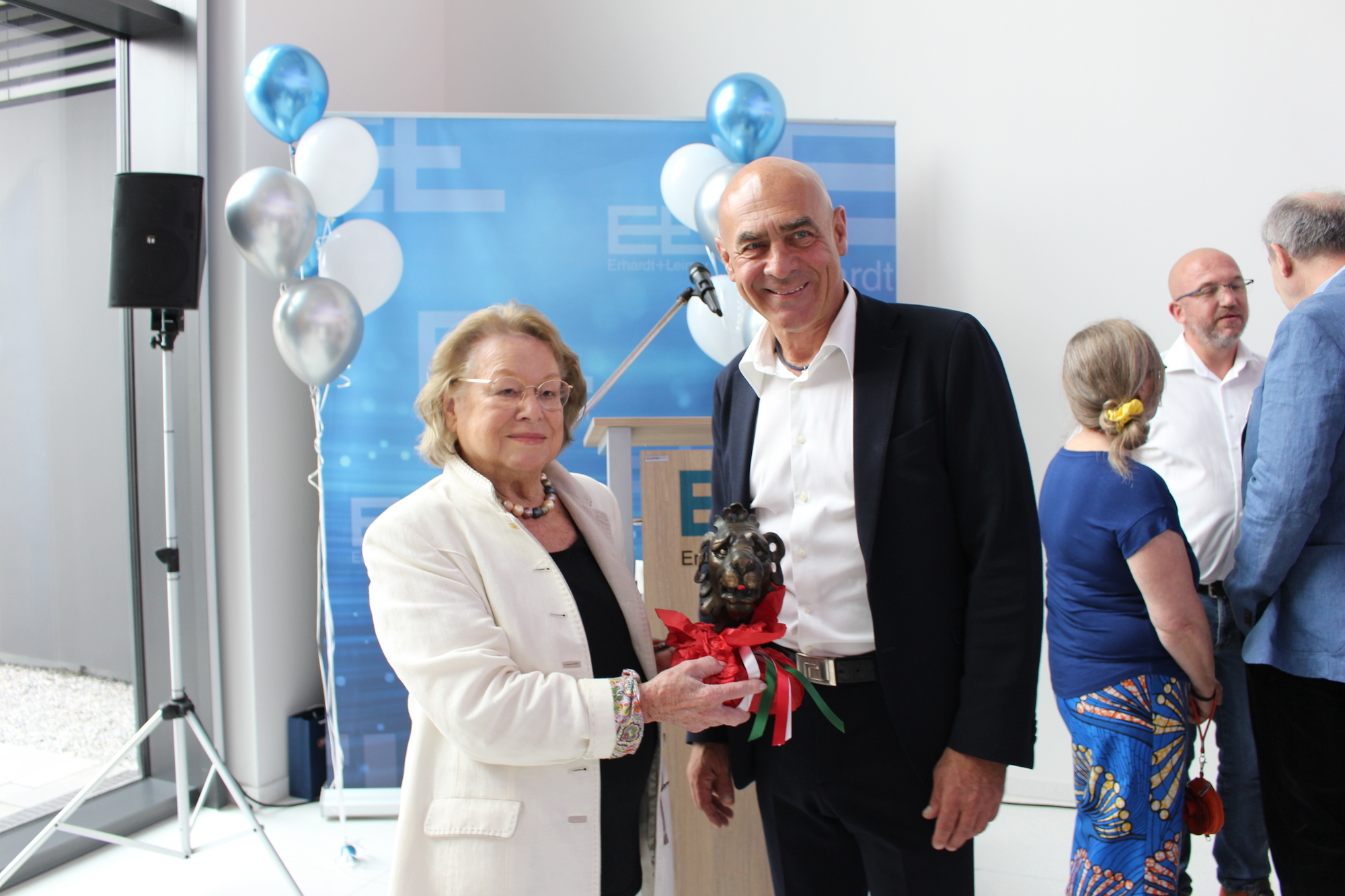 Hannelore Leimer, Vorsitzende der Geschäftsführung, und Dr. Michael Proeller, CEO der E+L Gruppe, bei der feierlichen Eröffnung. Foto: B4BSchwaben.de