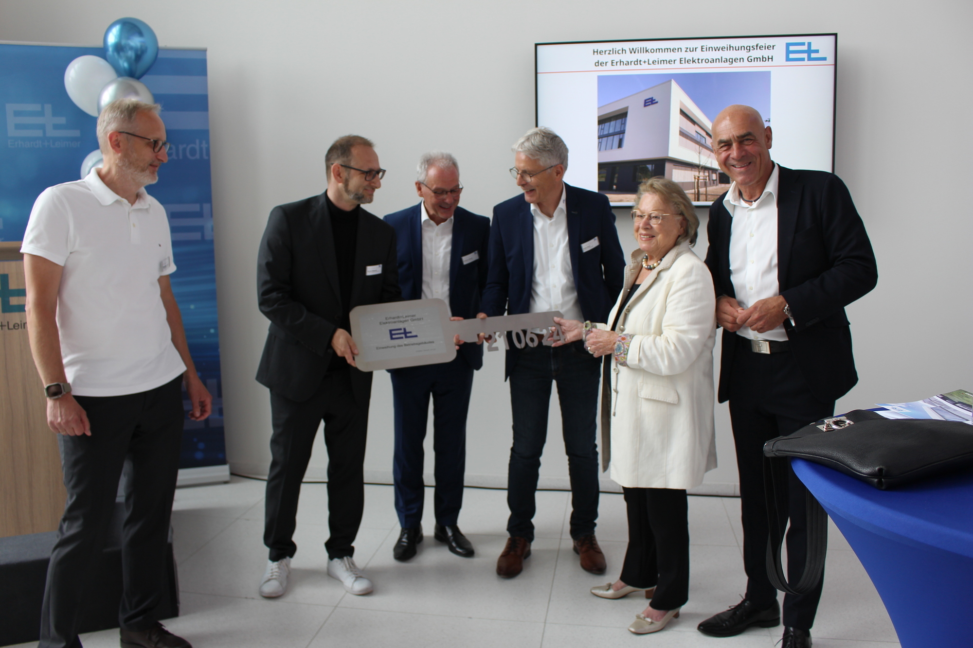 Symbolische Schlüsselübergabe: (v.l.) Die Architekten von filutowski schmuck übergeben an Andreas Weindl, Urban Beck, Hannelore Leimer und Dr. Michael Proeller. Foto: B4BSchwaben.de