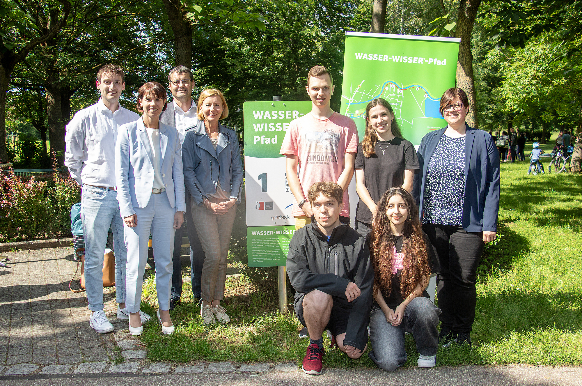 V.l.n.r.: Daniel Eisen (Ausbildungsleiter Grünbeck), Sandra Stricker, Stephan Karg, Beate Merkel, die Schülerinnen und Schüler Florian Grägel, Theo Mößnang, Rebecca Draws, Gloria Maugeri sowie Maria Schenk. Foto: Grünbeck Wasseraufbereitung GmbH