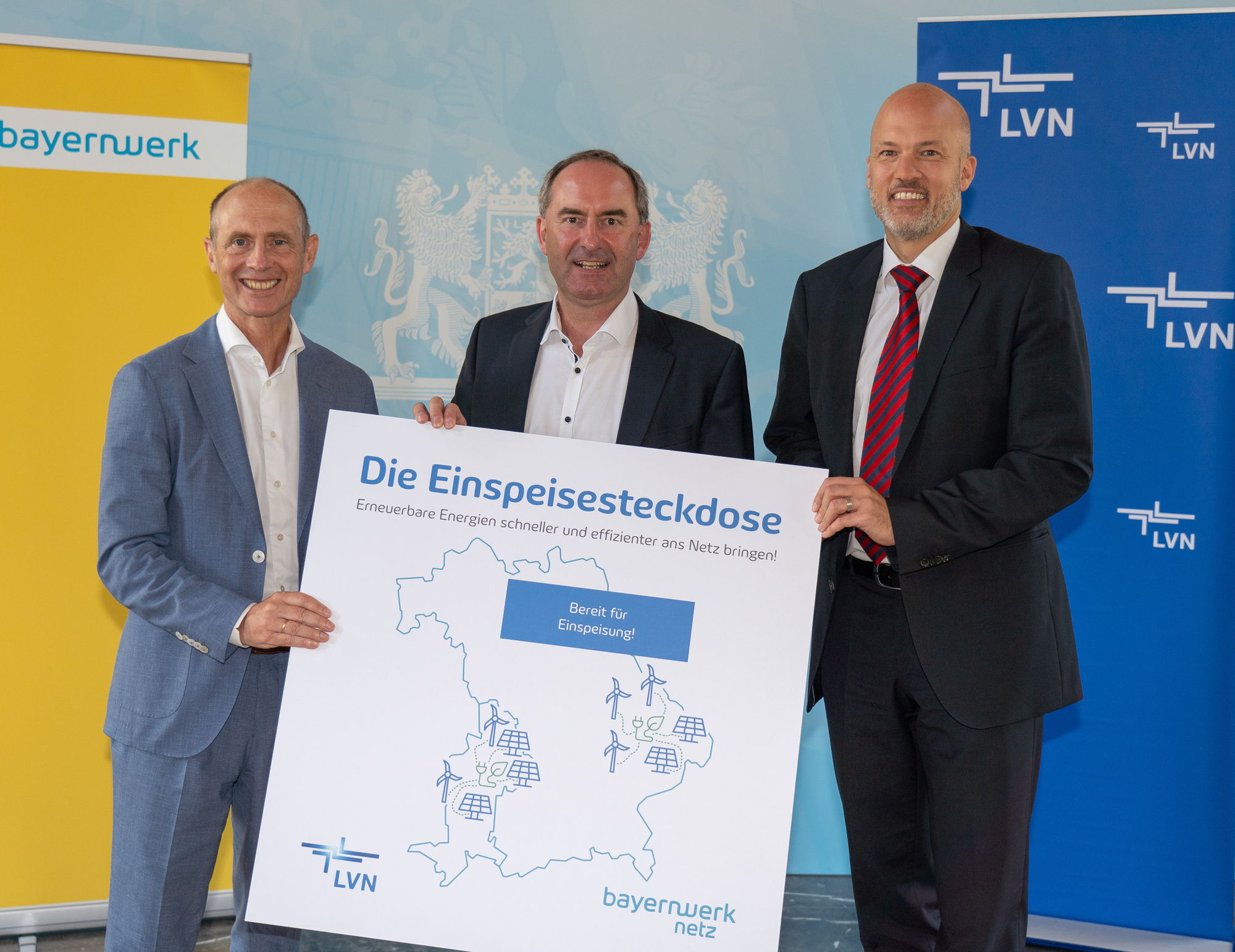 Bayernwerk-Vorstandsvorsitzender Dr. Egon Leo Westphal (rechts) und LEW-Vorstand Christian Barr (links) stellen mit dem bayerisc