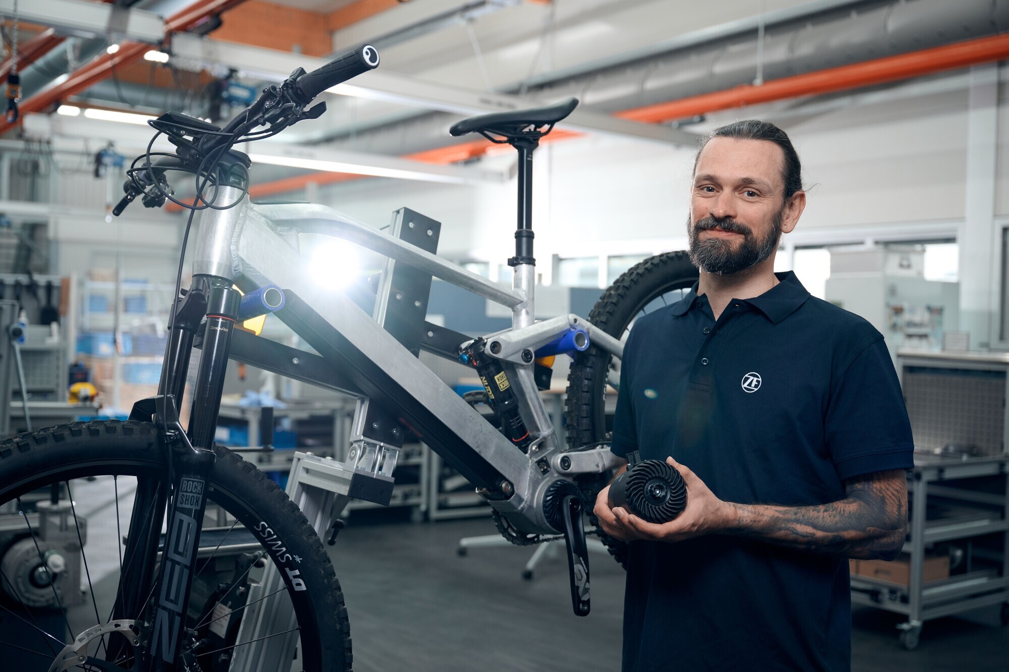 Der neue E-Bike-Antrieb von ZF ist mit seinen drehmomentstarken 90 Newtonmetern für den Antrieb von Mountainbikes, Trekkingräde