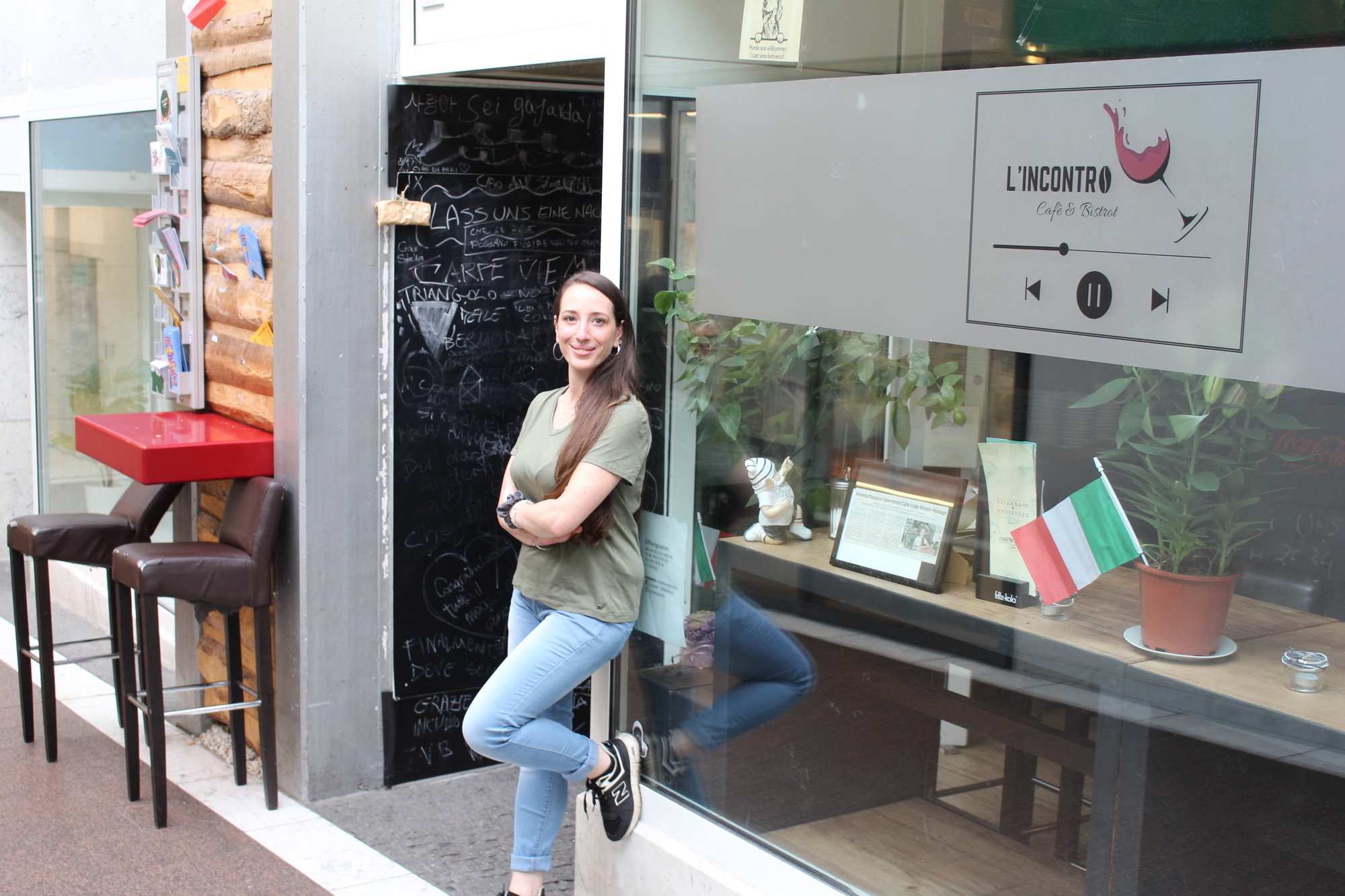 Arianna Masciave ist seit Sommer 2023 an der Theke des „L’incontro“ in der Welser Passage. Foto: B4BSchwaben.de