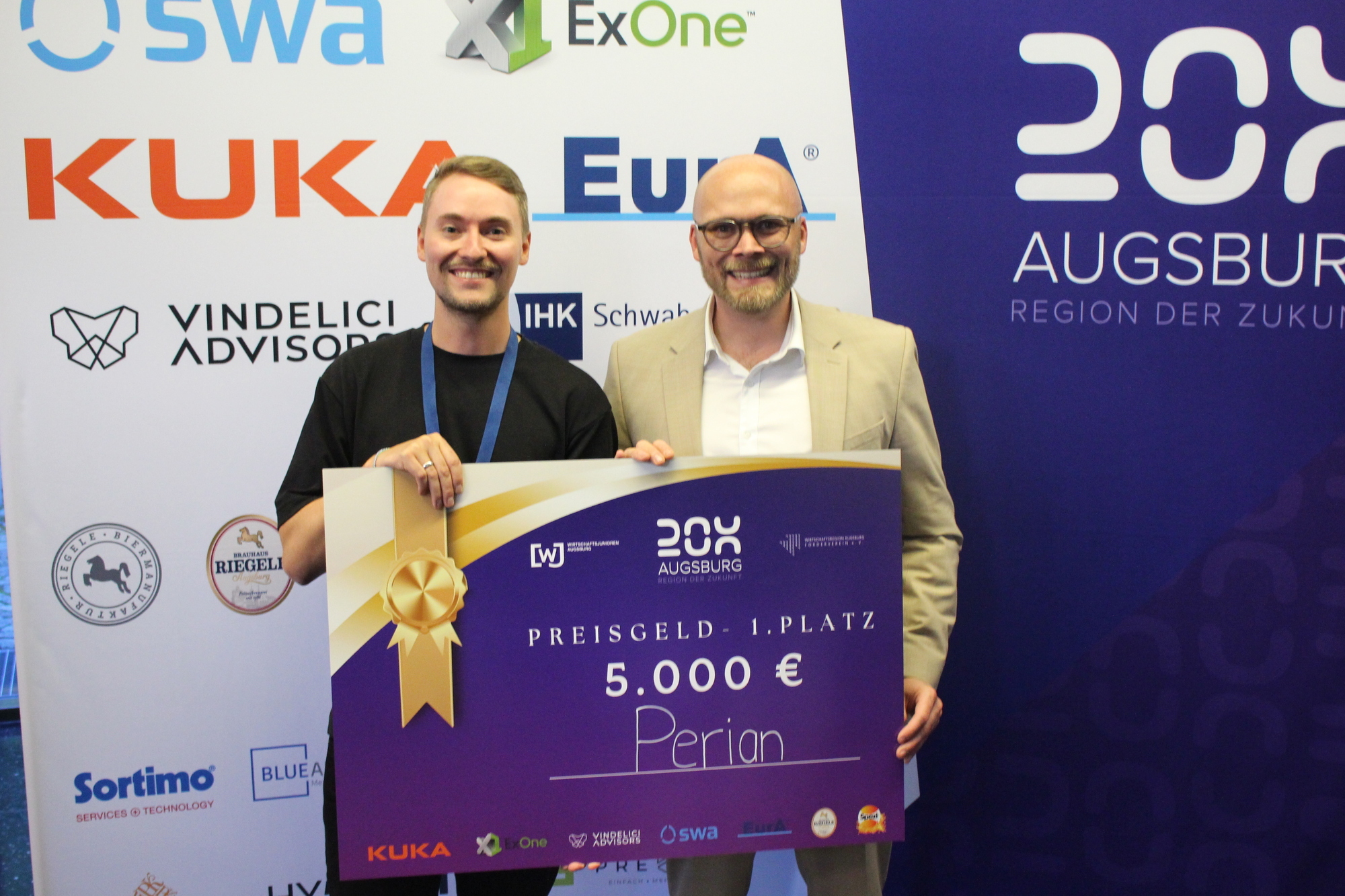 Das Start-up Perian wurde bei Augsburg 20x von dem Bayrischen Digitalminister Dr. Fabian Mehring zum Sieger gekührt. Fotoquelle: Paul Eisenhofer / B4BSCHWABEN.de