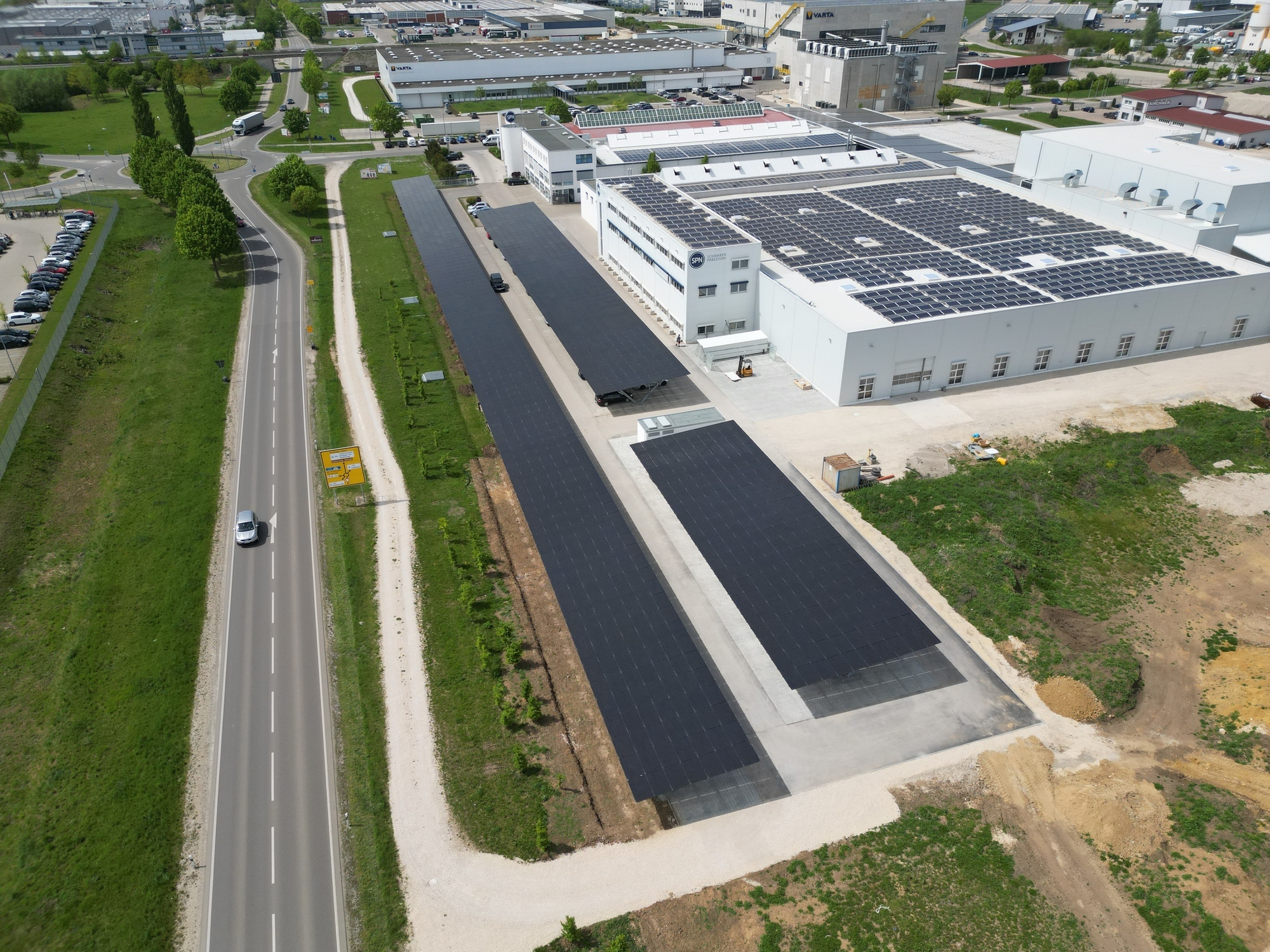 Die PV-Anlage nutzt eine bereits vorhandene Fläche, den Parkplatz des Unternehmens, für die Gewinnung von Solarenergie. Foto: SPN