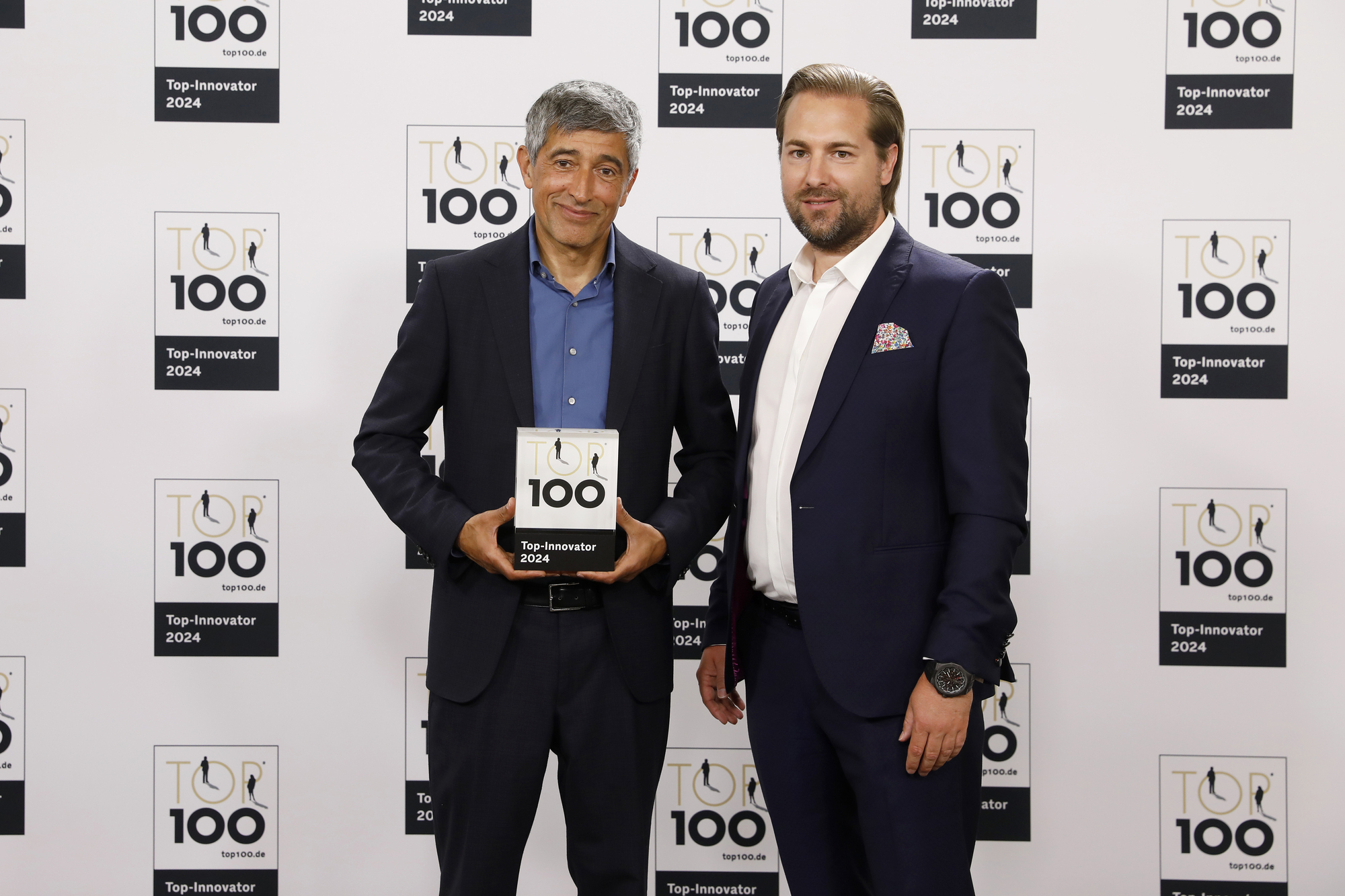V. l. n. r.: Ranga Yogeshwar mit Markus Kögl, Geschäftsleitung des Unternehmens. Foto: Top 100