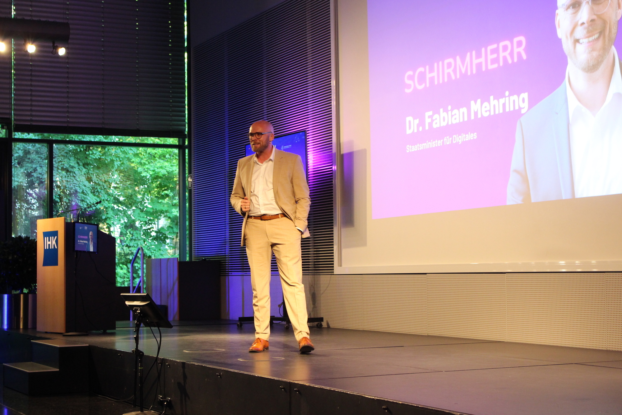 <p>Dr. Fabian Mehring war der Schirmherr des Gründerevents „<a href="https://www.b4bschwaben.de/b4b-nachrichten/augsburg_artikel,-pitchfinale-augsburg-20x-diese-startups-konnten-ihren-pioniergeist-durchsetzen-_arid,271821.html" target="_blank" rel="noopener noreferrer">Augsburg 20x</a>“ des Zukunftsregion Augsburg e.V. Fotoquelle: Paul Eisenhofer / B4BSCHWABEN.de</p>