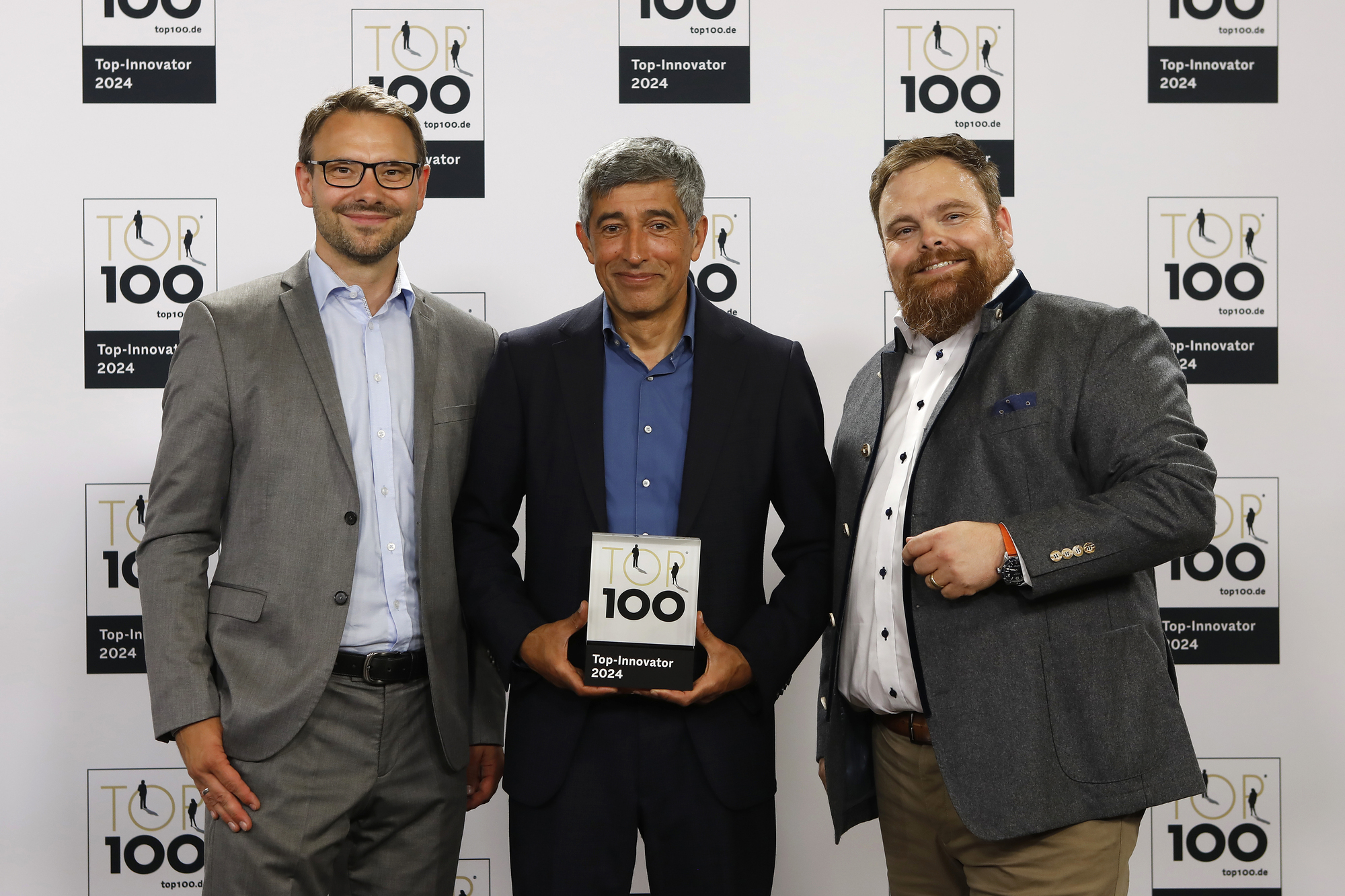 Die beiden Geschäftsführer Tino Gerstner (links) und Peter Beichel (rechts) mit Wirtschaftsjournalist Ranga Yogeshwar. Foto: Top 100
