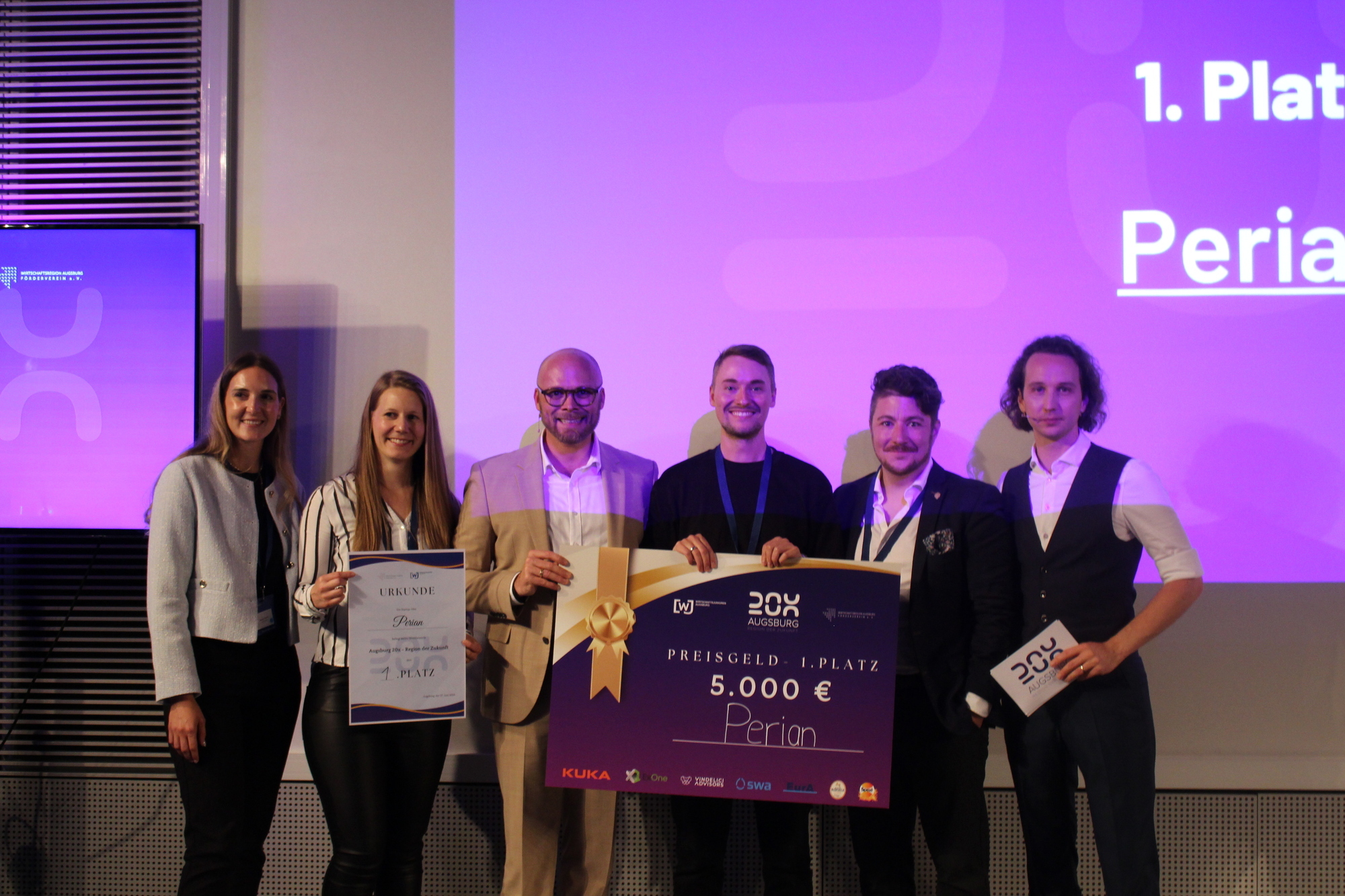 Die Jury und der Digitalminister Dr. Fabian Mehring, der als Schirmherr fungierte, überreichten Christoph Neumaier die Prämie im Betrag von 5000 Euro für den ersten Platz. Fotoquelle: Paul Eisenhofer / B4BSCHWABEN.de