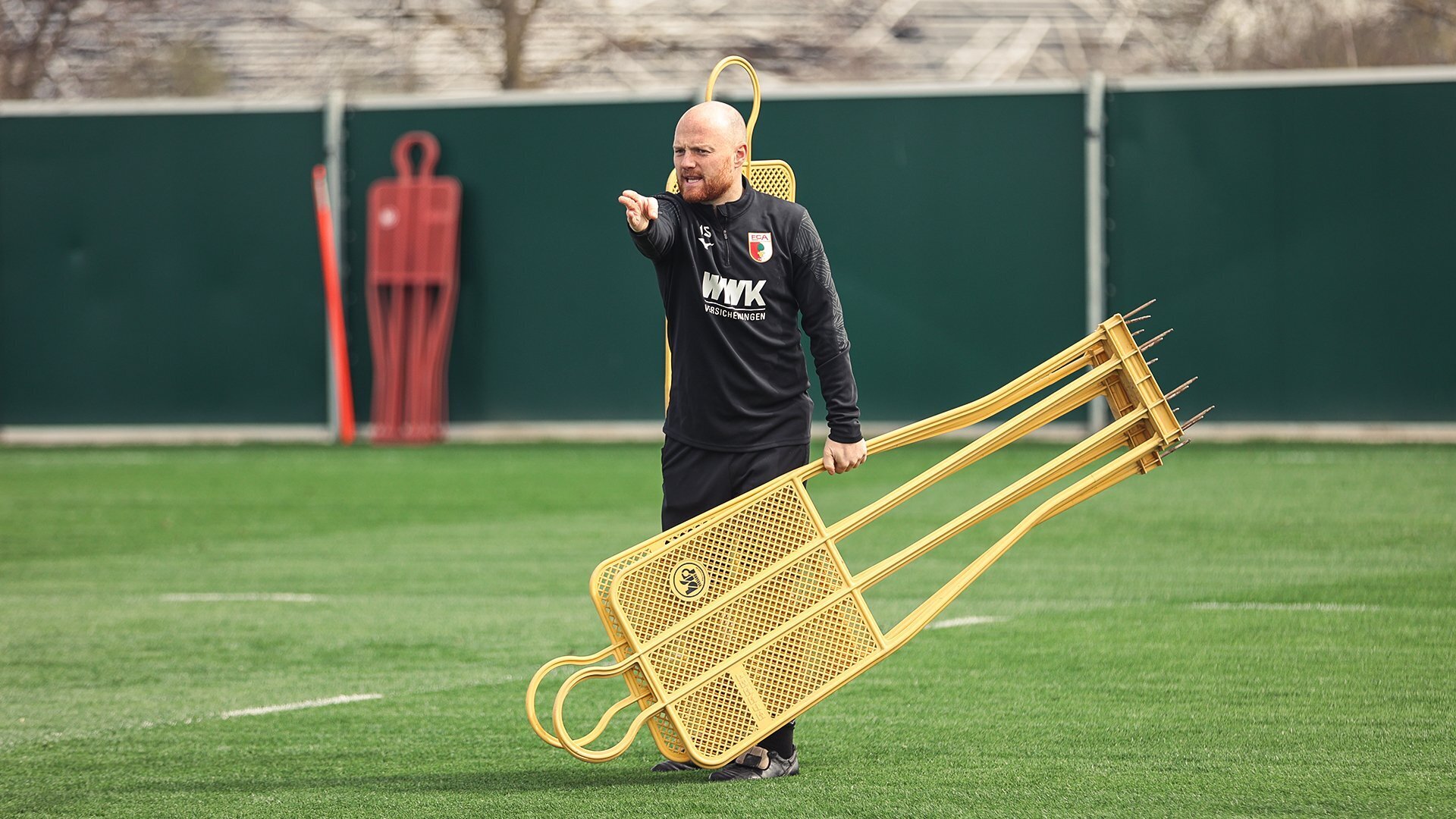 Der Wechselwunsch von Co-Trainer Jonas Scheuermann des FC Augsburg wurde erfüllt. Fotoquelle: FC Augsburg