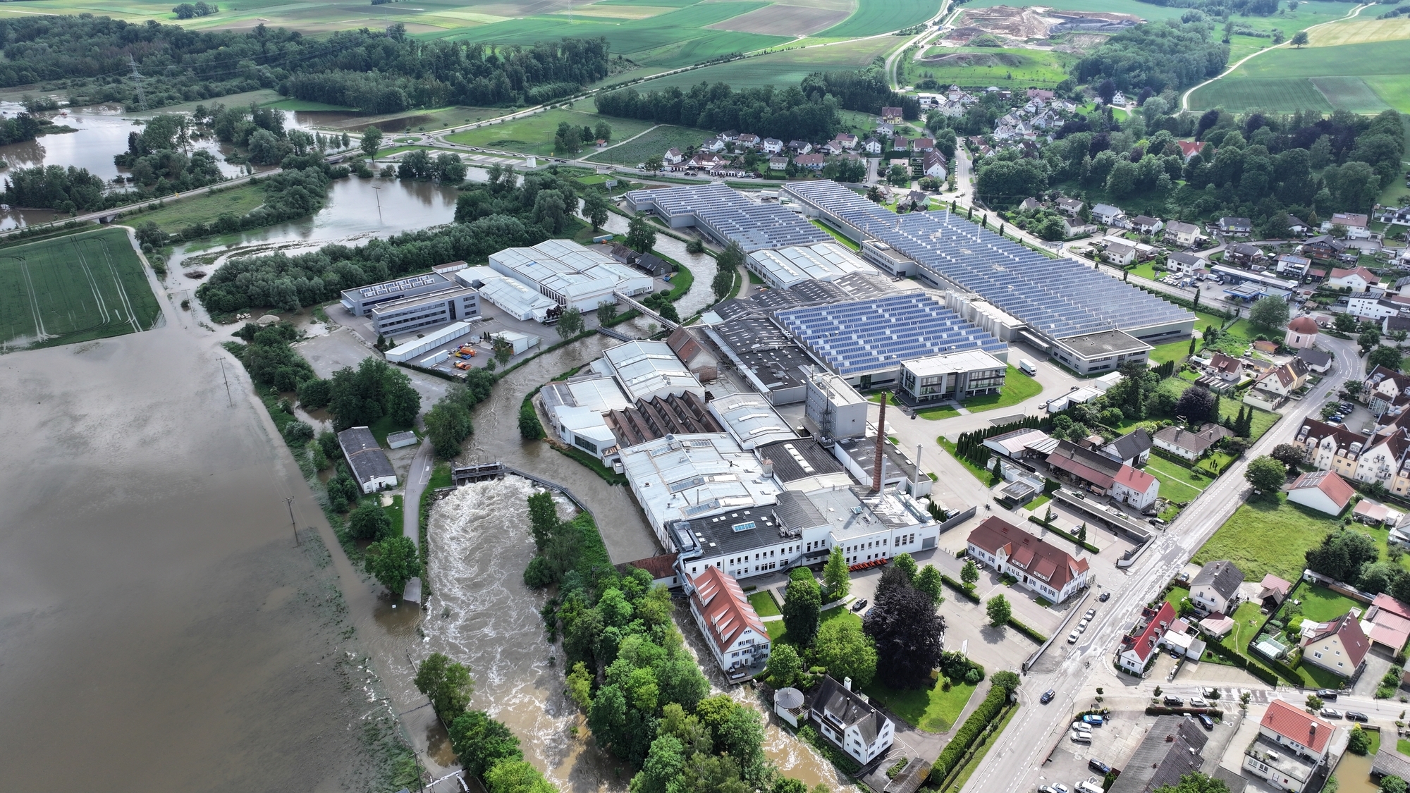 Der Hauptsitz der BWF Group in Offingen liegt in unmittelbarer Nähe zur Mindel. Trotz der extremen Wassermengen zeigten Maßnahme