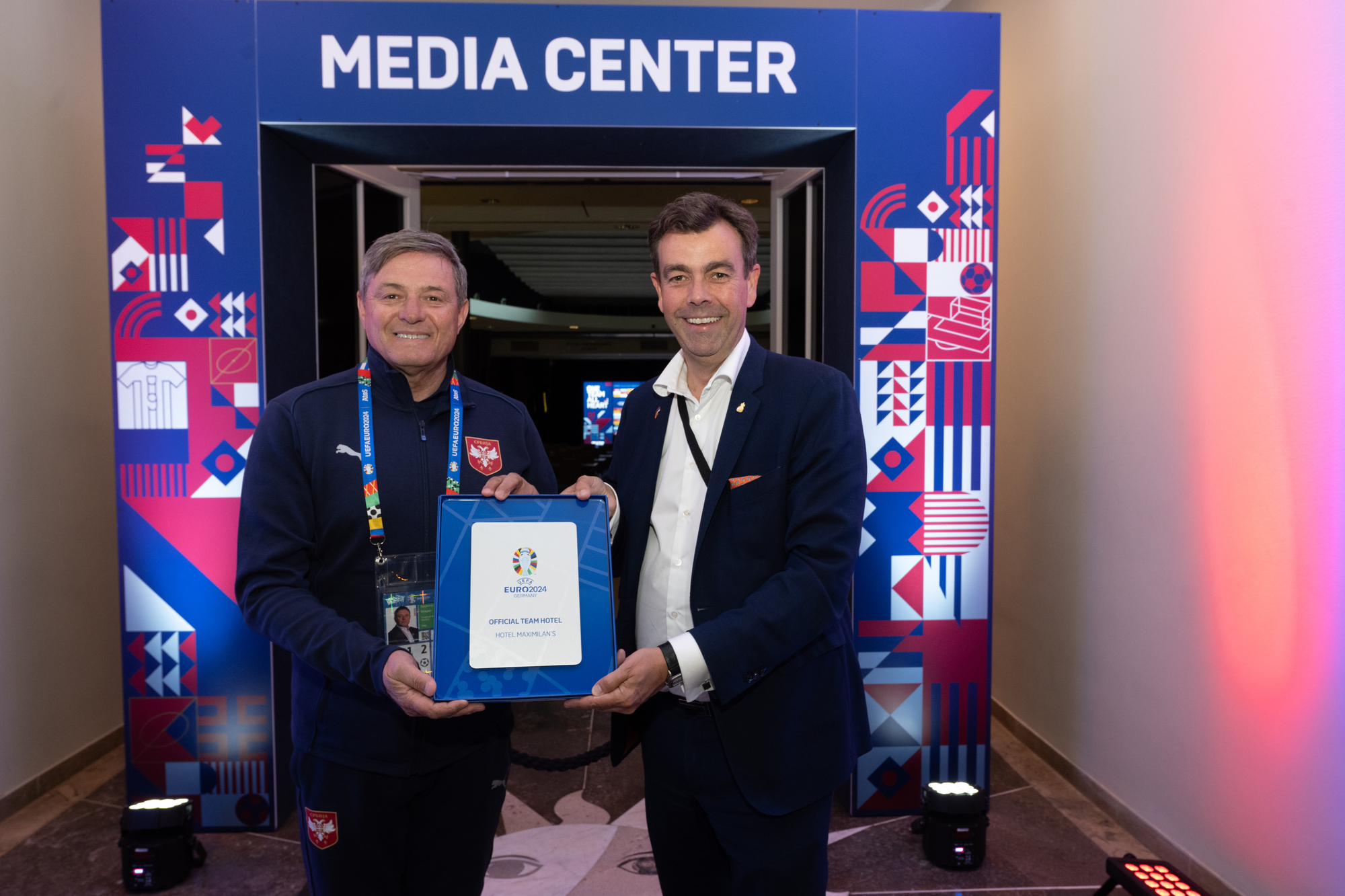 Dragan Stojković (l.), Trainer der serbischen Fußballnationalmannschaft, war mit seinen Spielern während der Vorrundenspiele der