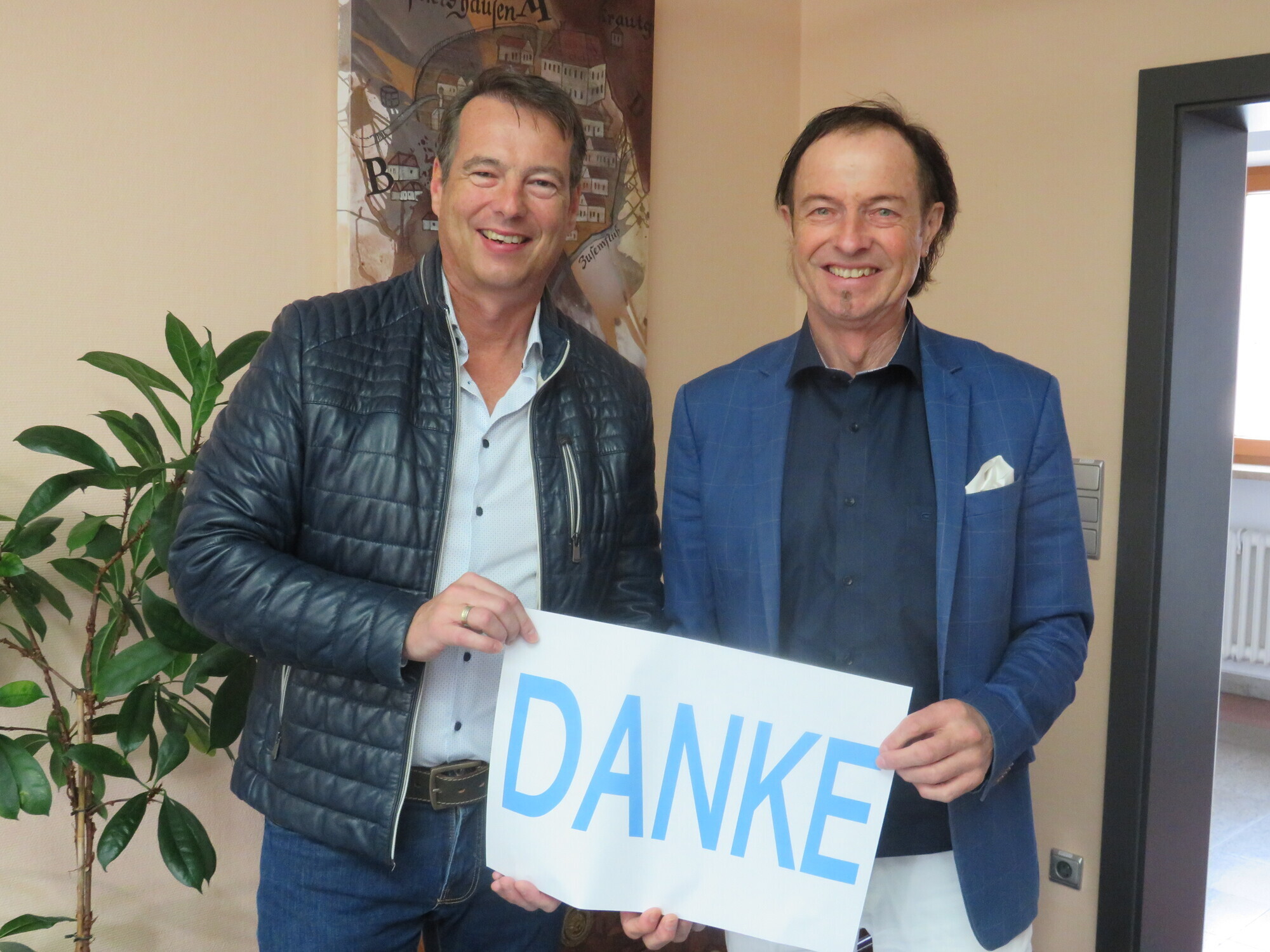 Von links: Dr. Andreas Herch (Netz16) und Bürgermeister Bernhard Uhl trafen sich für die Spendenübergabe. Foto: Markt Zusmarshau