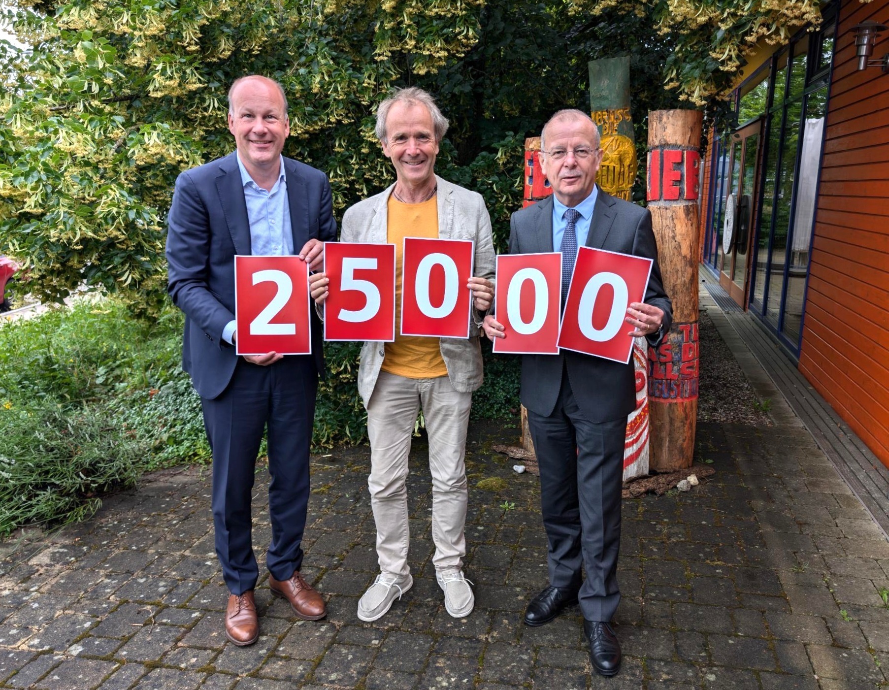 Landrat und Verwaltungsratsvorsitzender der Sparkasse Schwaben-Bodensee Martin Sailer, Theaterleiter Stephan Eckl und Thomas Mun