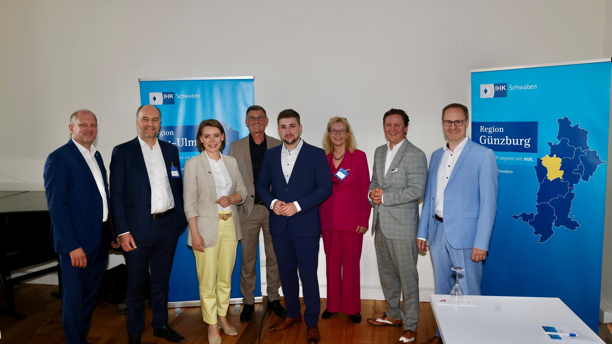 V.l.n.r.: Oliver Stipar, Hermann Hutter, Jenny Schack, Gerd Stiefel, Robin Hindelang, Prof. Dr. Julia Kormann, Prof. Sascha Fabian, Thorsten Freudenberger. Fotoquelle: IHK Schwaben