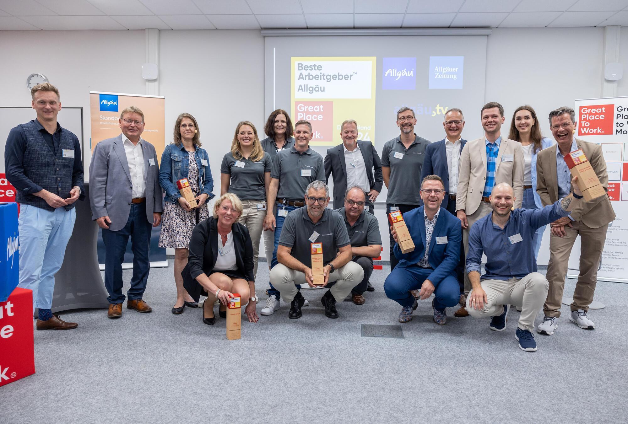 Von den diesjährigen Siegerunternehmen waren fünf Vertreter auf dem Podium präsent: Allgäu Batterie GmbH &amp; Co. KG, Anwander Ingenieurbüro für Brandschutz, Arbeitssicherheit und Gesundheitsmanagement, Endress+Hauser Wetzer GmbH &amp; Co. KG, Myonic GmbH und St. Vinzenz Klinik Pfronten. Fotoquelle: Endress+Hauser