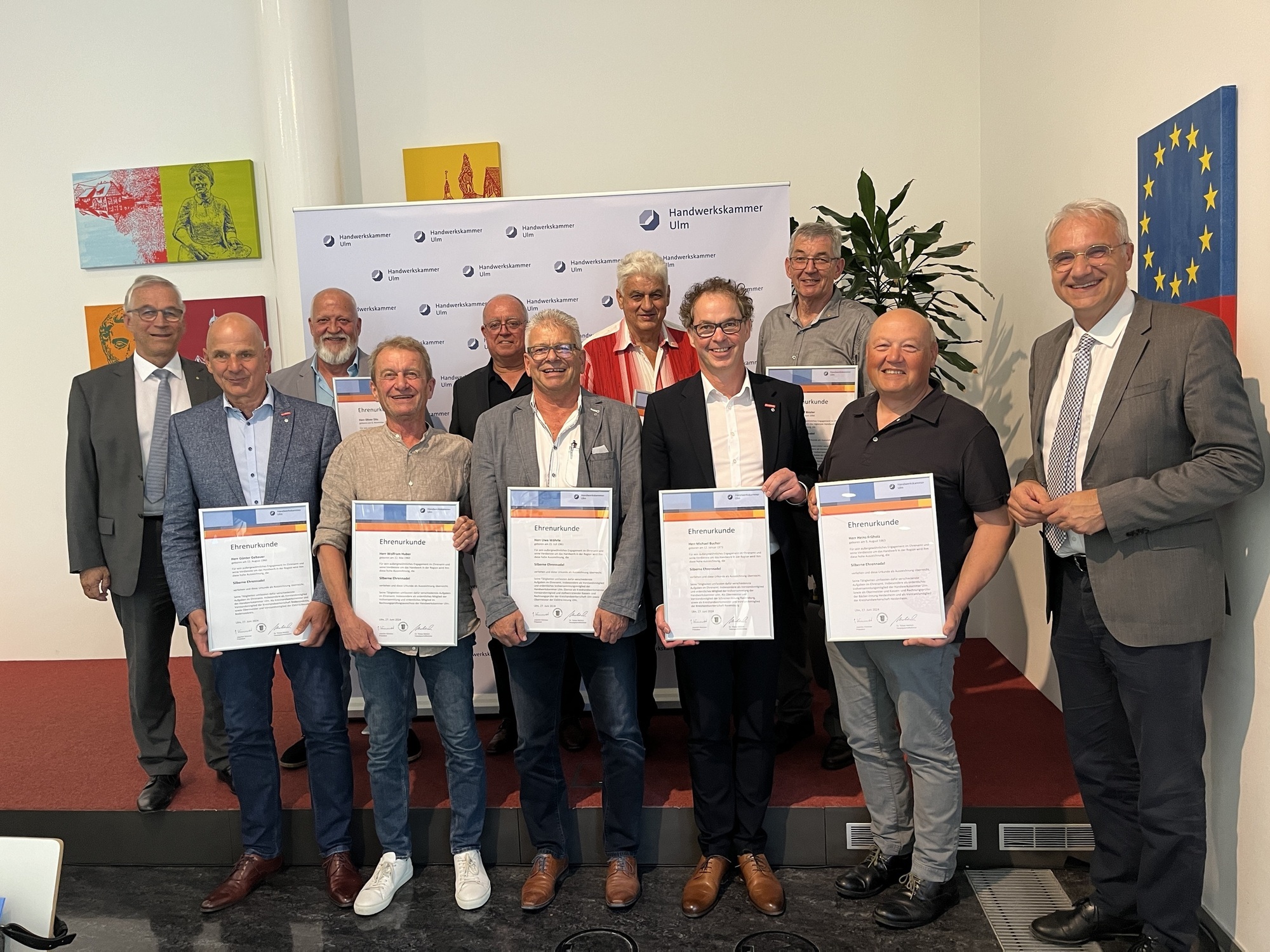 Ulmer Handwerkskammer-Präsident Joachim Krimmer (l.) überreichte die Ehrenurkunden an langjährige Vollversammlungsmitglieder per