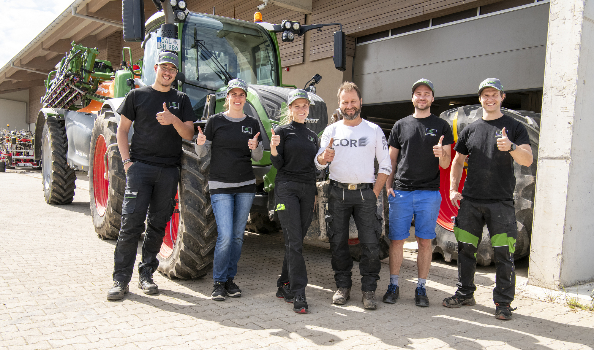 Mitarbeitende des Unternehmens Fendt haben an zwei Aktionstagen einen Einblick in die Arbeit auf verschiedenen Allgäuer Höfen er