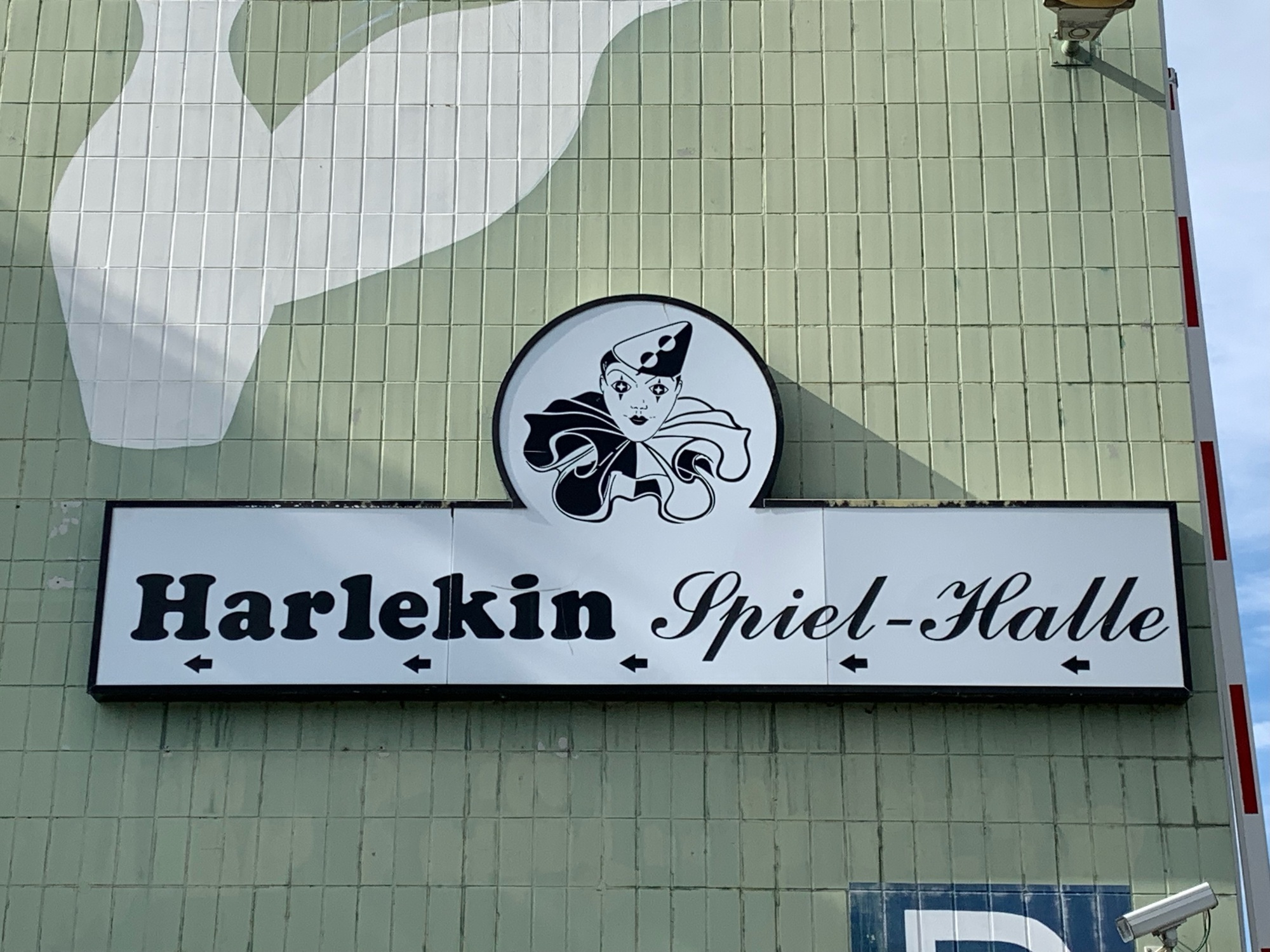 Symbolbild. Die Außenfassade der Spielhalle von Harlekin in der Eichleitnerstraße in Augsburg. Foto: B4BSCHWABEN.de