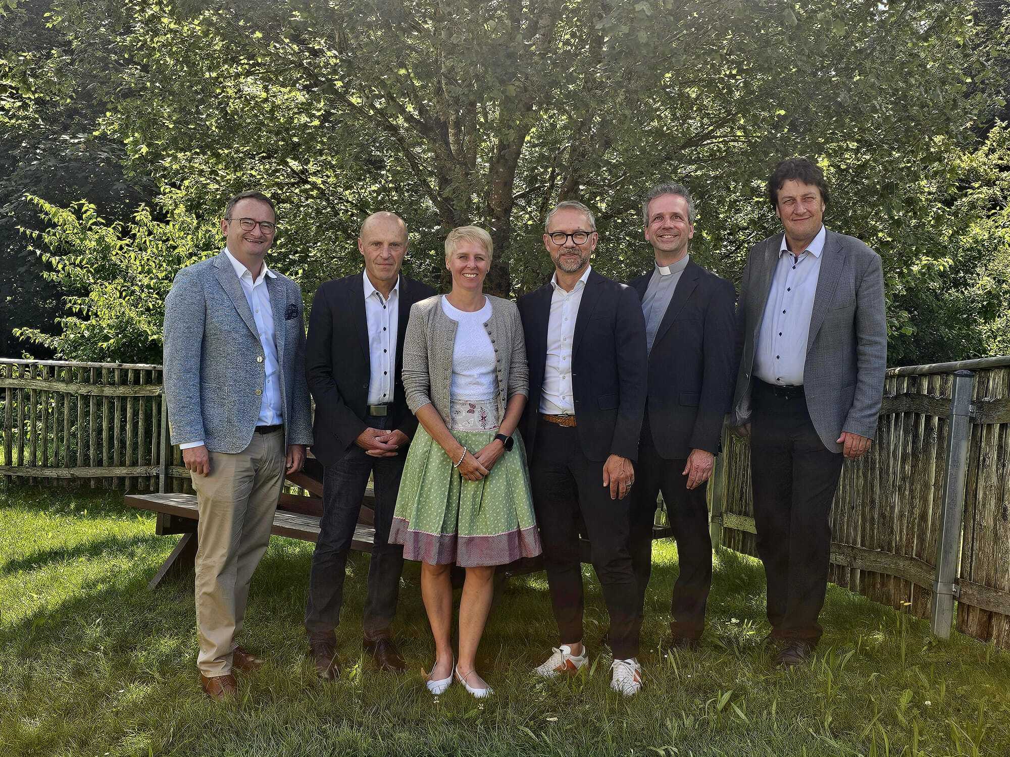v.l.n.r. Sebastian Stief (Vorstand Medizin, KJF Augsburg), Markus Mayer (Vorstandsvorsitzender, KJF Augsburg), Julia Schäfer (Verwaltungs- und Klinikleitung, KJF Fachklinik Prinzregent Luitpold), Thomas Schmoltner (Verwaltungs- und Klinikleitung, KJF Alpenklinik Santa Maria), Domkapitular Armin Zürn (Aufsichtsratsvorsitzender, KJF Augsburg) und Ulrich Pfanner (Erster Bürgermeister, Marktgemeinde Scheidegg). Fotoquelle: KJF Augsburg / Cornelia Daniel-Schwenger